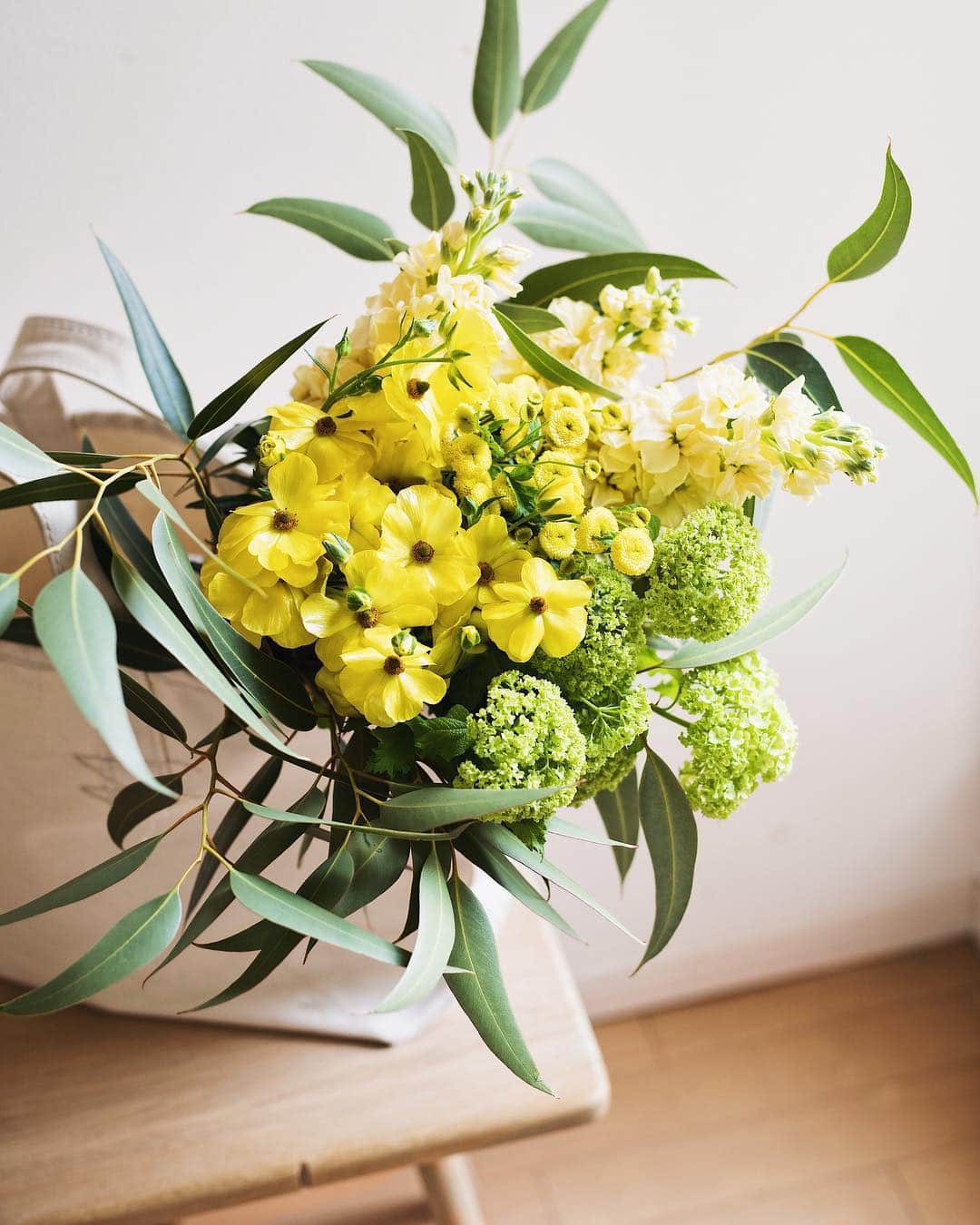 増田由希子さんのインスタグラム写真 - (増田由希子Instagram)「Yellow ranunculus bouquet💛  #ranunculus #bouquet  黄色い花はスプレー咲きのラナンキュラス・ラックスシリーズ。花びらには光沢があり、とても華やか。 : 🌱お知らせです🌿 マッキントッシュ ロンドン伊勢丹新宿店のイベント装花を担当させていただきました。 : イベント期間・3月13日(水)〜19日(火)  場所・マッキントッシュロンドン伊勢丹新宿店4階 ※お近くにお越しの際には是非お立ち寄り下さい。」3月15日 9時08分 - nonihana_
