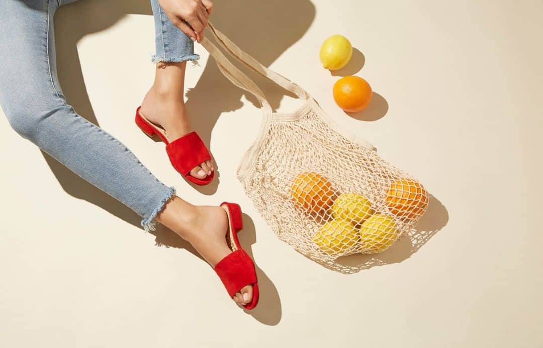 のインスタグラム：「A pop of red ❤️ our Kenz slide and skinny ankle jeans」