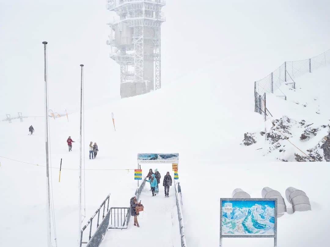 のインスタグラム：「Photo by @simoncroberts | Summit of Mount Titlis, Engelberg, Switzerland (March 2016). Tourists explore the summit of Mount Titlis during a winter whiteout. Central Switzerland's tallest mountain, Titlis is known both for the world's first revolving cable car and having Europe's highest suspension bridge, at 500 meters above ground. In September 2018 researchers at the University of Geneva and the United Nations unveiled the results of an analysis of 22 years' worth of satellite imagery, which shows the evolution of snow cover in Switzerland. Although Switzerland's mountainous areas saw record snowfall in the winter of 2017-18, the country is losing its snow cover—and global warming is the probable cause (Source: Swiss Data Cube). Beyond the economic issues related to tourism, this study raises other questions, such as flood risk management and water supply. Follow @simoncroberts to see more photographs from this series and other works. #ReFramingSwitzerland #SwissLandscapes #MtTitlis #Engelberg #SwissDataCube」