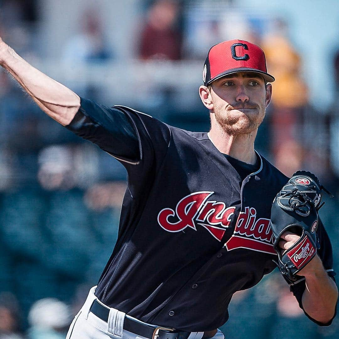 クリーブランド・インディアンスさんのインスタグラム写真 - (クリーブランド・インディアンスInstagram)「There’s just something about Shane ... 😏  5 innings, 0 hits & 8 K’s from Bieber in his #TribeSpring outing Thursday.」3月15日 9時16分 - cleguardians