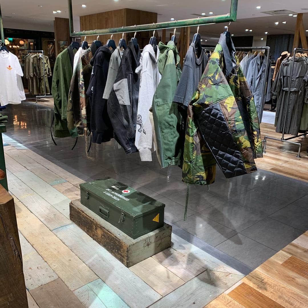 のインスタグラム：「#denham #denhamjapan #atelierreservé #archives #remake #create #hankyumenstokyo #yurakucho #scissors #denim #indigo #camo #art #fashion #デンハム #デンハムジャパン #アトリエリザーブ #阪急メンズ東京 #7f #デニム #インディゴ #カモ #シザース #ファッション #arc」