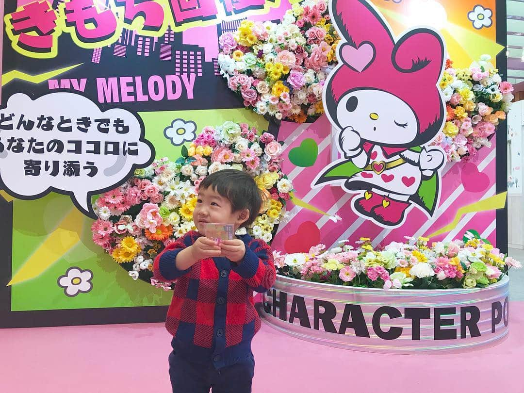 桜井未来さんのインスタグラム写真 - (桜井未来Instagram)「キャンディー🍬頂いてご機嫌😂💓（笑） ・ ・ #hellokitty #サンリオ #サンリオピューロランド #サンリオexpo #サンリオexpo2019 #キティーちゃん #ハローキティ #ママ #男の子ママ #子育て #成長記録 #baby #ママ友募集 #赤ちゃんのいる生活 #ママサークル #ママイベント #ママ会 #都内ママ #ベビスタグラム #mamagirl #ベビフル #コドモダカラ #コドモノ #ママリ #親バカ部 #新米ママ東京部 #男の子 #息子 #子供 #1歳」3月15日 9時12分 - miki.sakurai0214