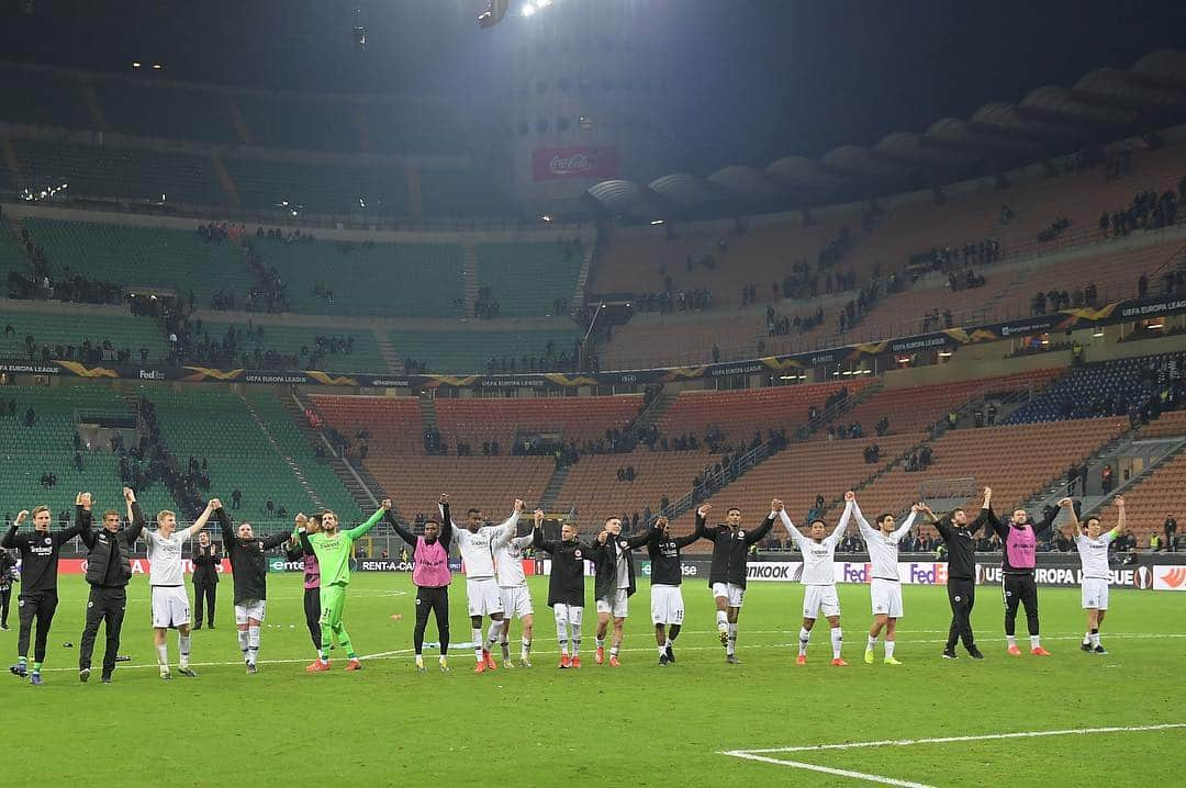 長谷部誠さんのインスタグラム写真 - (長谷部誠Instagram)「*** Eintracht Frankfurt🇩🇪 1-0 Inter Mailand 🇮🇹 #viertelfinale  #eintrachtfrankfurt  #supersieg  #euroleague  #ヨーロッパリーグ #ベスト8進出  #アウェイ試合に #約20000人のフランクフルトサポーター #素晴らしいサポーター  #頭打った時に #ラノッキアが #サムライ大丈夫か #と心配してくれた #絶対長友の影響だね」3月15日 9時13分 - makoto_hasebe_official