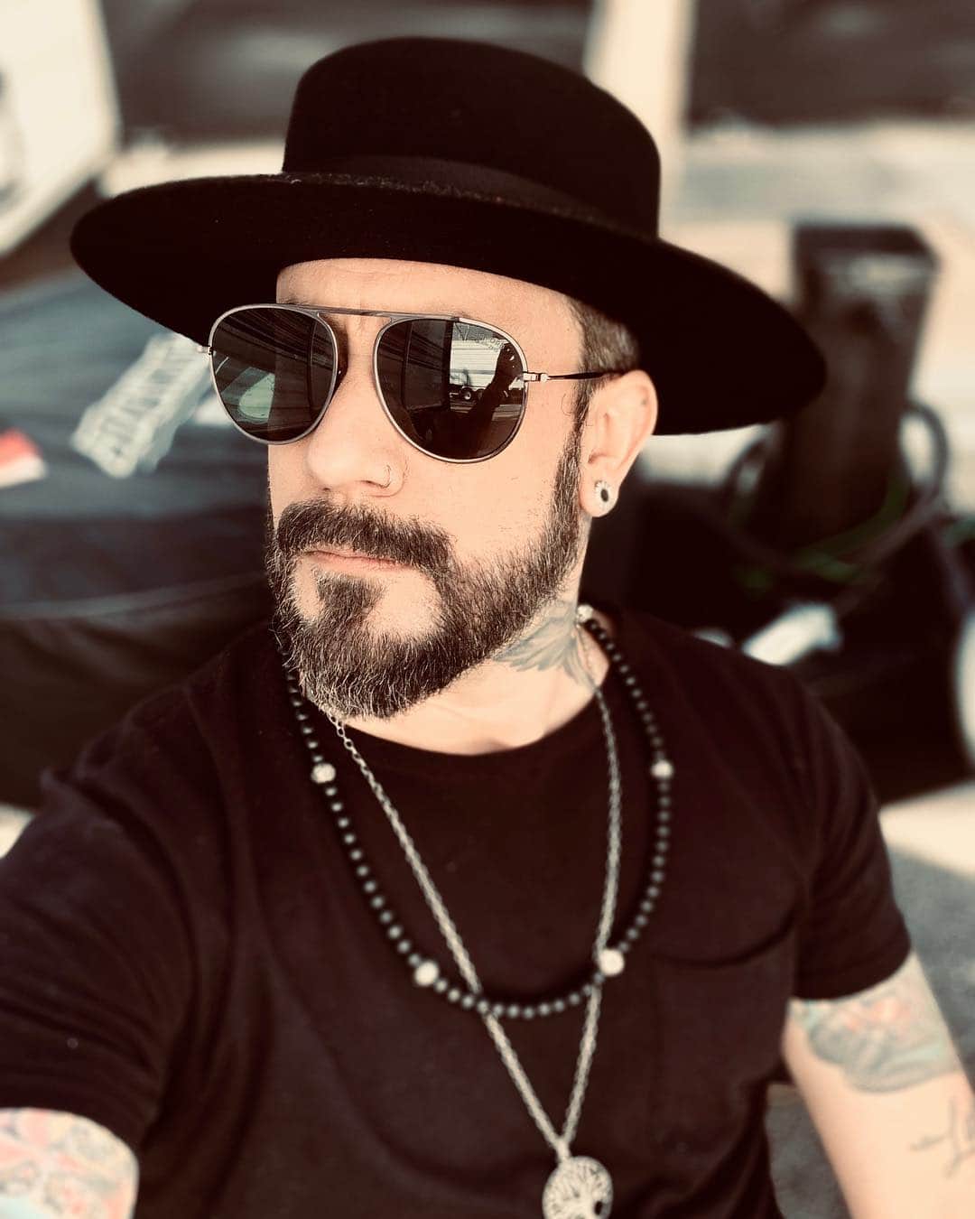 A.J.のインスタグラム：「‘Bout to tear down the roof with the boys at IHEART tonight! Thank you @ledragondor for the custom necklace and bracelet! #iheartawards」