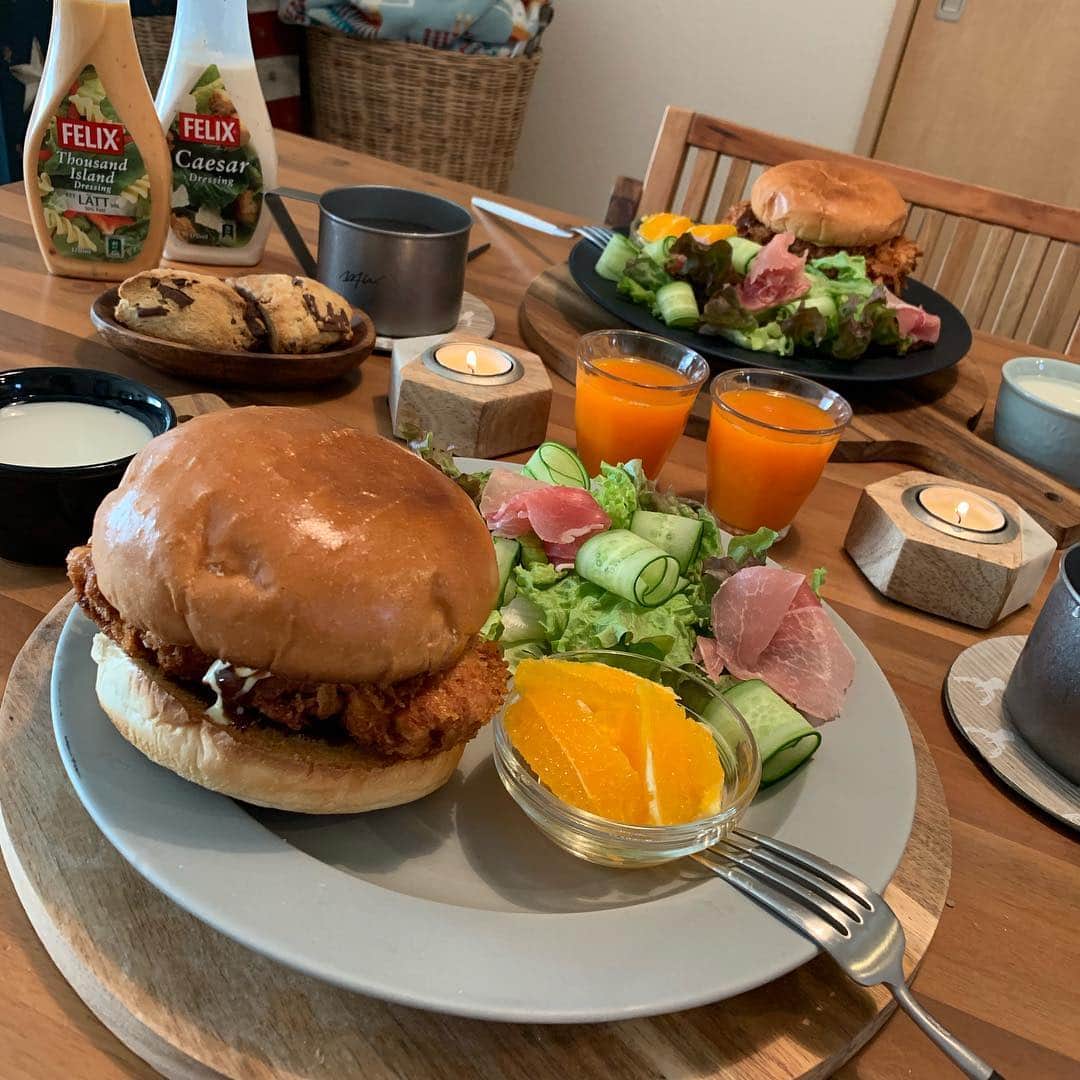 のインスタグラム：「GOOD MORNING🦋 ☆ ☆ 昨日からまぁ騒がしい😂朝5時過ぎに出て行きました😊 ☆ ☆ ☆ ☆ みんなほんっといい子で可愛い☺️ ☆ 今朝はボリューム満点チキンカツバーガー😋🍔杏仁豆腐、スコーンも昨日作ったよ！ ☆ 母ちゃん今日休みでよかった😅 ☆ ☆ ☆ ☆ ☆ #breakfast#朝食 #foodie#おうちカフェ#food#homemade#instafood#手料理#foodphoto#テーブルコーディネート#時短レシピ#ヘルシーメニュー#fooddaily#foodpic#foodstagram#おうちごはん#セリア#100キン#暮らし#foodporm#vscofood#japanesefood#foodstyling#料理写真#ワンプレート#愛情ご飯#nanasrecipe#朝食プレート」