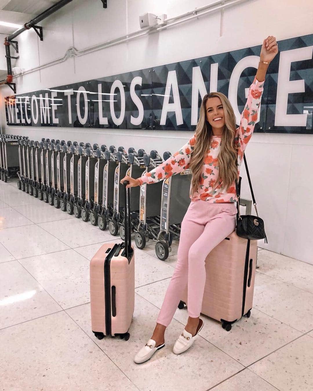 のインスタグラム：「Where's it's always 72 and sunny. @jenniferxlauren arrives happy in the Electric Love Baggy Beach Jumper. #wildfox #wildfoxsweatshirt #spring2019 #riotheart #ootd #welcometola #madeinla #shoplocal #tgif #vacationmode」