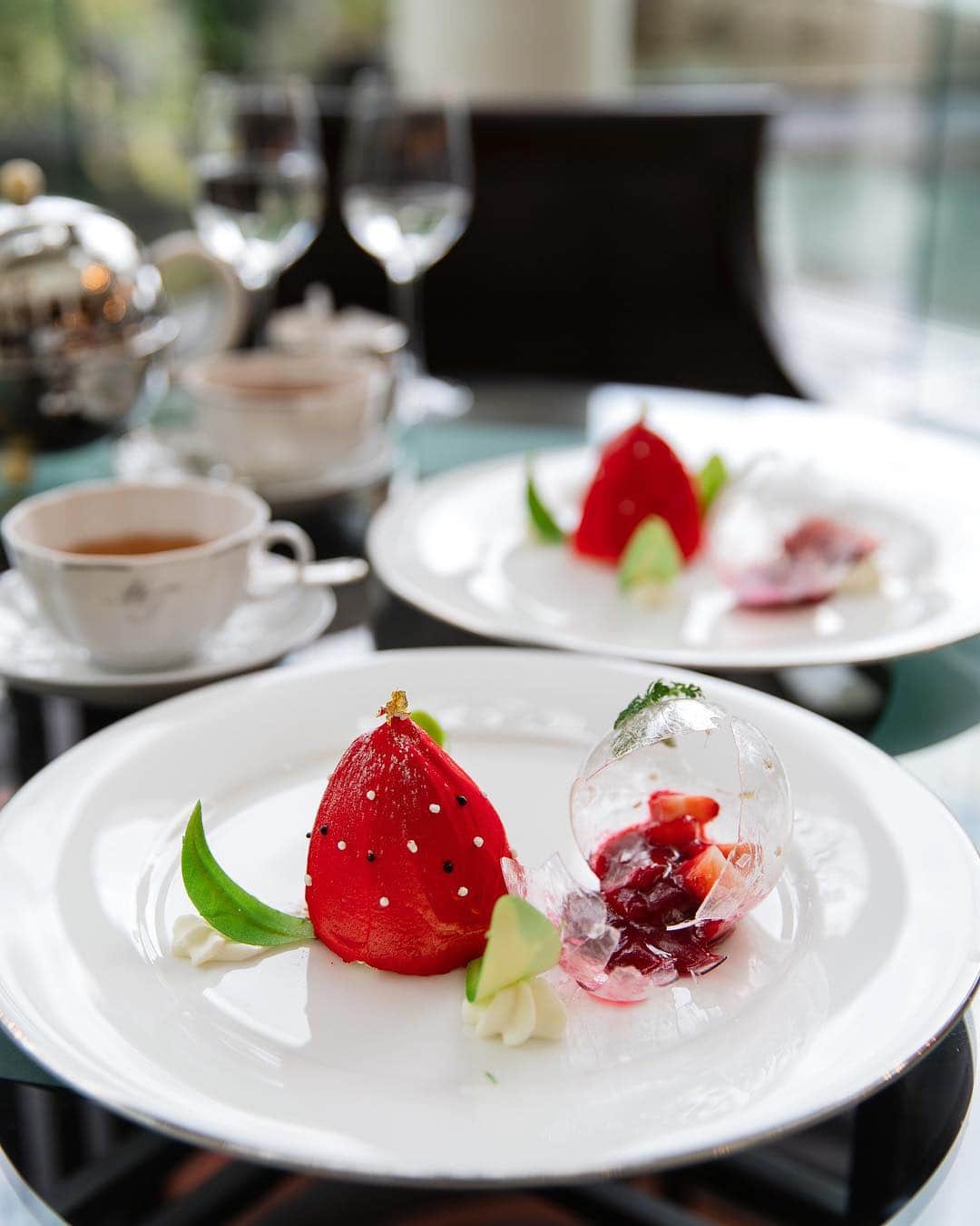 のインスタグラム：「* 2019.3.15 . ウェスティンホテル大阪さんの 「いちごさんショートケーキ」(1日5食限定・予約不可)で おはようございます♩ . 佐賀県産いちご新品種「いちごさん」が 中にまるごと包まれた可愛い ショートケーキ🍰💕 . いちごの飴細工の中にはフレッシュな いちごさんを加えたラズベリーのソース。 ケーキに絡めると2度美味しい楽しみ方が😋 . . 香り高い紅茶(コーヒーも選べます)と共に 幸せなティータイムを満喫しました♡ . . 余談ですが動画、飴細工を割る時に 力入れすぎましたよ…🙈（笑） . . . #ますみくさんぽ . .」