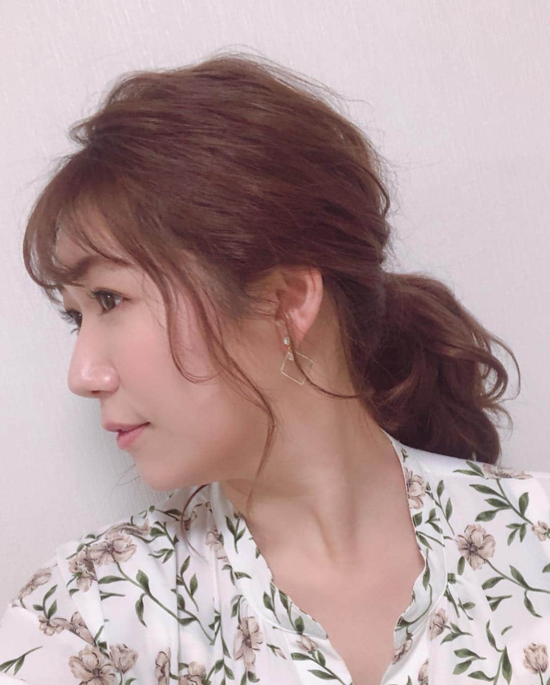 穂川果音さんのインスタグラム写真 - (穂川果音Instagram)「今日のヘアスタイルは、ポニーテールです♡ イヤリングは→ 貼るだけピアスpippi @cccm_sbj  #アベプラ #abematv  #weather #weatherforecast #気象予報士 #穂川果音 #instastyle #instahair  #ヘアアレンジ #巻き髪 #hair #hairstyle #hairarrange #ほかのん #hairstyles #イヤリング #hairstyling #おしゃれ #まとめ髪  #冬コーデ #アップスタイル #ポニーテールアレンジ」3月15日 9時23分 - hokawakanonn