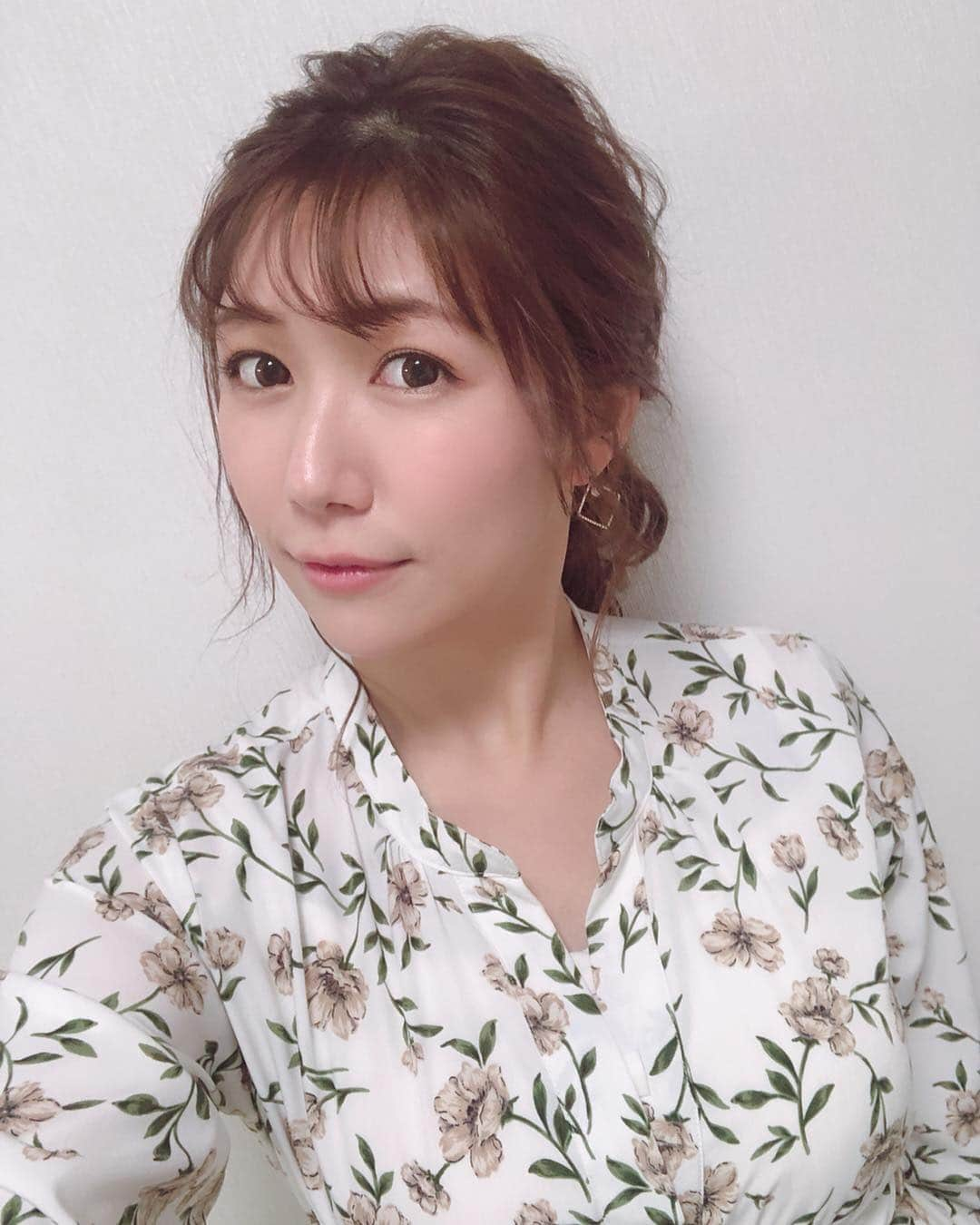 穂川果音さんのインスタグラム写真 - (穂川果音Instagram)「今日のヘアスタイルは、ポニーテールです♡ イヤリングは→ 貼るだけピアスpippi @cccm_sbj  #アベプラ #abematv  #weather #weatherforecast #気象予報士 #穂川果音 #instastyle #instahair  #ヘアアレンジ #巻き髪 #hair #hairstyle #hairarrange #ほかのん #hairstyles #イヤリング #hairstyling #おしゃれ #まとめ髪  #冬コーデ #アップスタイル #ポニーテールアレンジ」3月15日 9時23分 - hokawakanonn