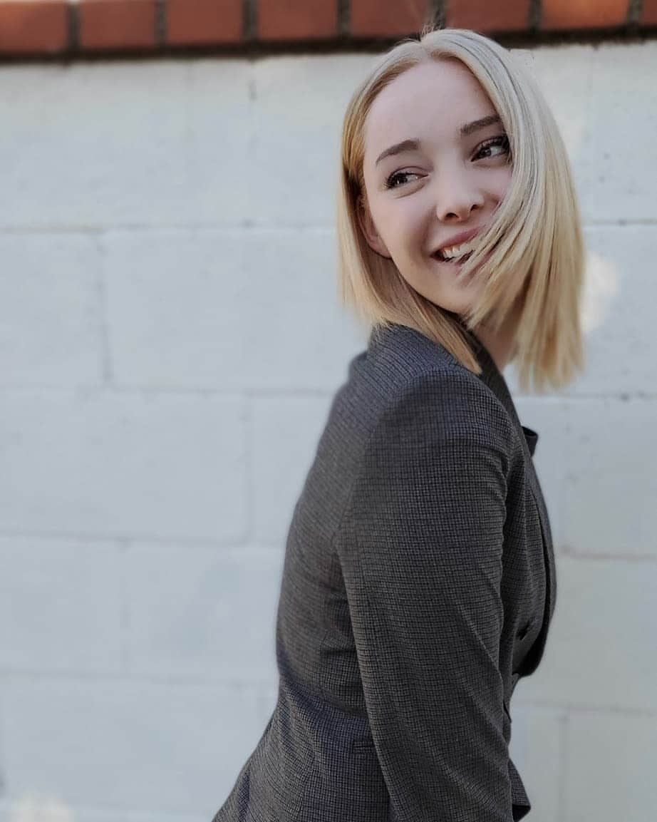 エマ・デュモンのインスタグラム：「She's a blonde! I can not thank these amazing, talented people enough! Thank you @daphnedoesmyhair for taking me from black to BLONDE with no damage. You are a miracle worker and I still suspect you used magic. Thank you @paulnortonhair for always being there for me and for the stunning cut. And thank you to everyone at @leobypaulnorton for helping me through this hair journey. I love you all so much. Seriously guys if you need your hair done call into Leo. They are the BEST. ❤❤❤❤❤❤❤❤ #blonde」