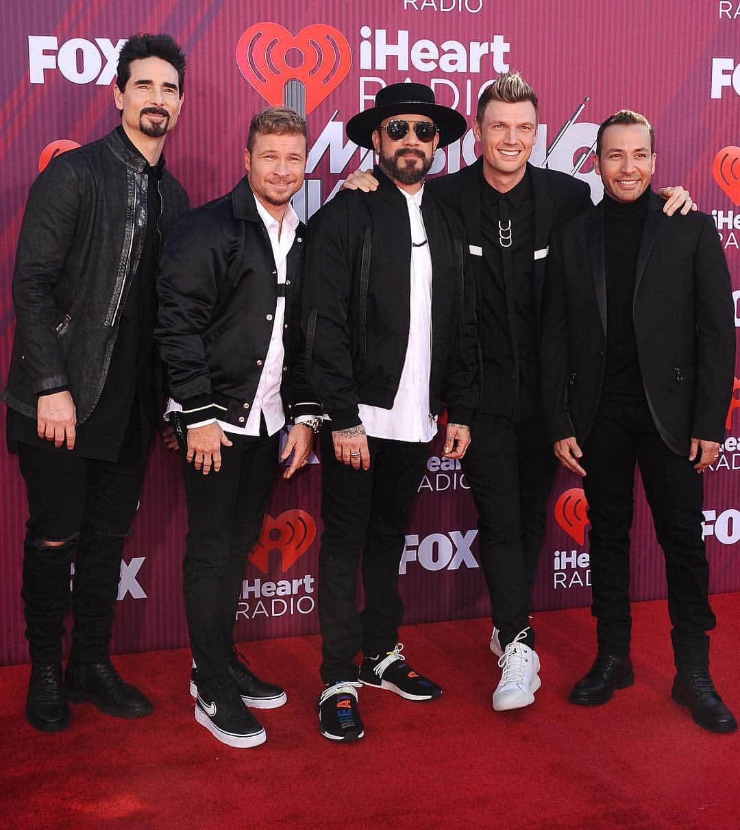 Just Jaredさんのインスタグラム写真 - (Just JaredInstagram)「The @backstreetboys hit the red carpet at the @iheartradio Music Awards! #BackstreetBoys #iHeartRadioAwards #iHeartRadioMusicAwards」3月15日 9時26分 - justjared