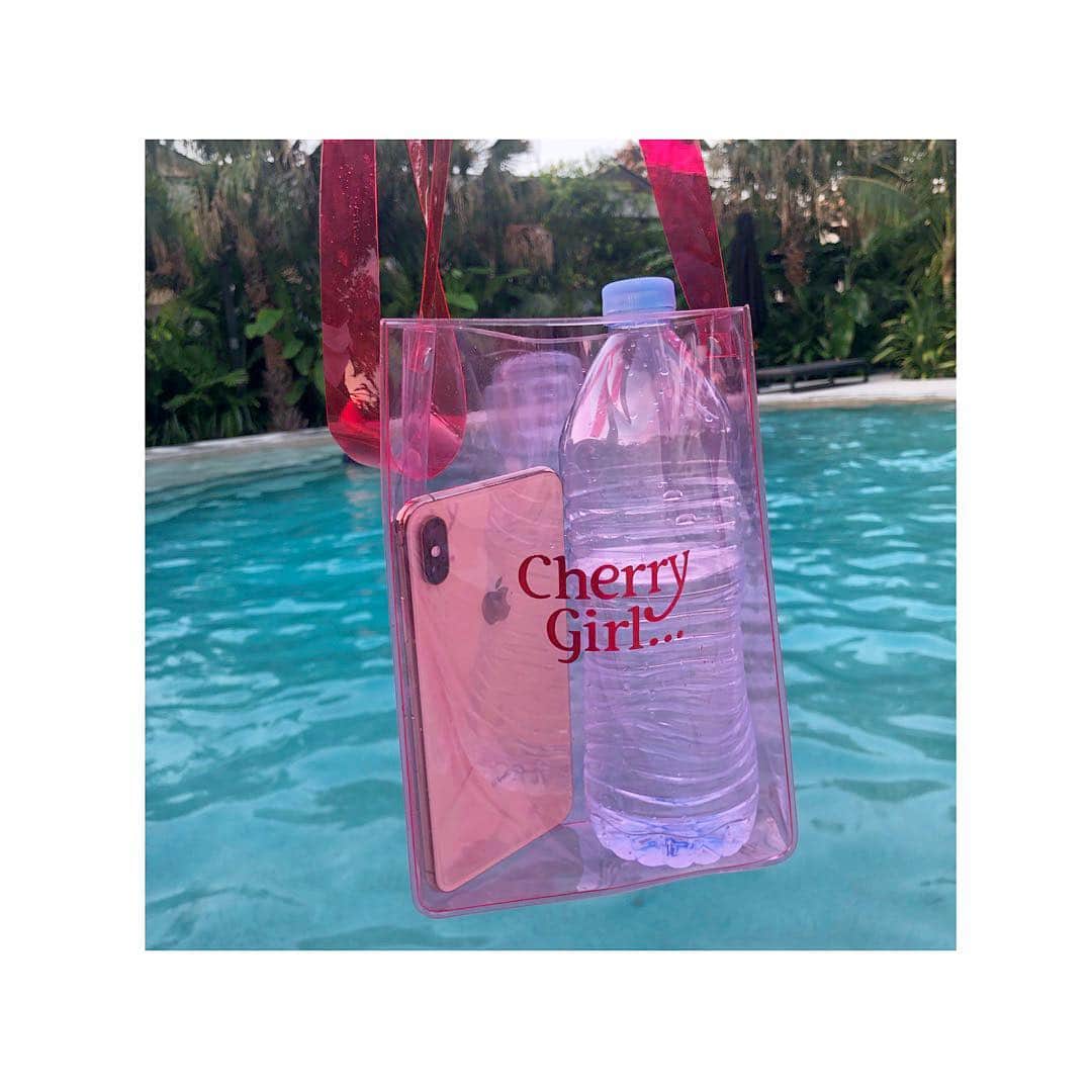 藤田ニコル（にこるん）さんのインスタグラム写真 - (藤田ニコル（にこるん）Instagram)「🍒💗Cherry girl Cherry boy💙🍒 発売まであと少しかな。？ 旅行アイテムとしても是非。  ティシャツはユニセックスです。」3月15日 9時30分 - 2525nicole2