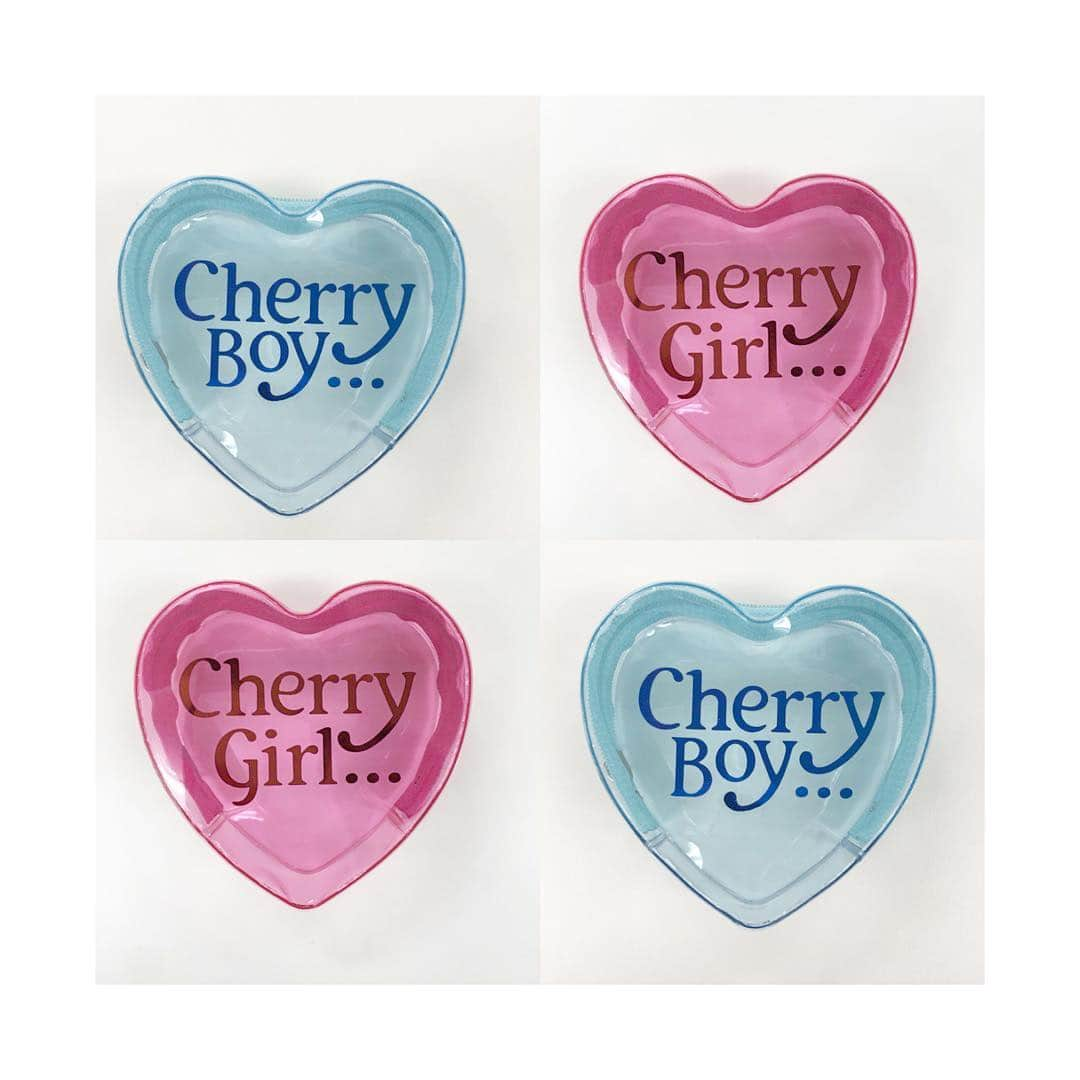 藤田ニコル（にこるん）さんのインスタグラム写真 - (藤田ニコル（にこるん）Instagram)「🍒💗Cherry girl Cherry boy💙🍒 発売まであと少しかな。？ 旅行アイテムとしても是非。  ティシャツはユニセックスです。」3月15日 9時30分 - 2525nicole2