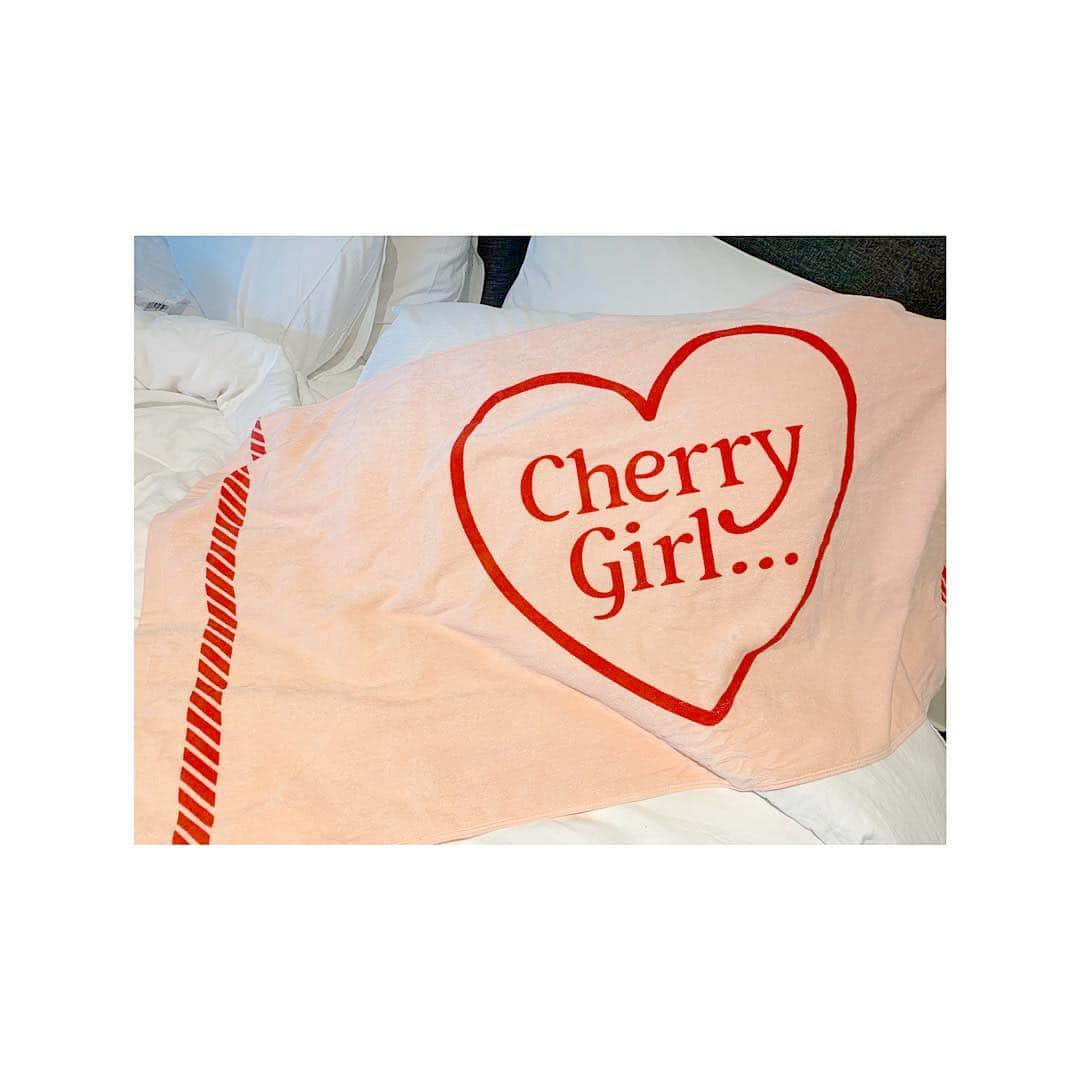 藤田ニコル（にこるん）さんのインスタグラム写真 - (藤田ニコル（にこるん）Instagram)「🍒💗Cherry girl Cherry boy💙🍒 発売まであと少しかな。？ 旅行アイテムとしても是非。  ティシャツはユニセックスです。」3月15日 9時30分 - 2525nicole2