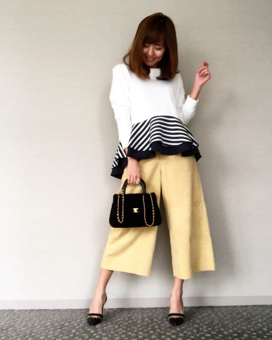 のインスタグラム：「☺︎ 春カラーのパンツ投入！！ もう時間が経つの早すぎる💦 * 【問題解決能力を鍛える】 大人かわいいのためのMyルール🤣笑笑 * ーーーcoodinateーーー TOPS... lpg511-0226 @lialapg  BOTTOMS... #drowcys  SHOES... #louisvuitton  BAG... #chanel  ーーーーーーーーーーーーー #155cm  #Sサイズコーデ #プチプラ  #ootd #大人コーデ #ペプラム #大人かわいい #カジュアルコーデ  #着まわしコーデ  #春コーデ  #大人カジュアル #楽チン #アラサー #fashion #패션 #패션스타그램  #大人かわいいへの道 @joint_space  #lialapg #liala_fashion #pr」