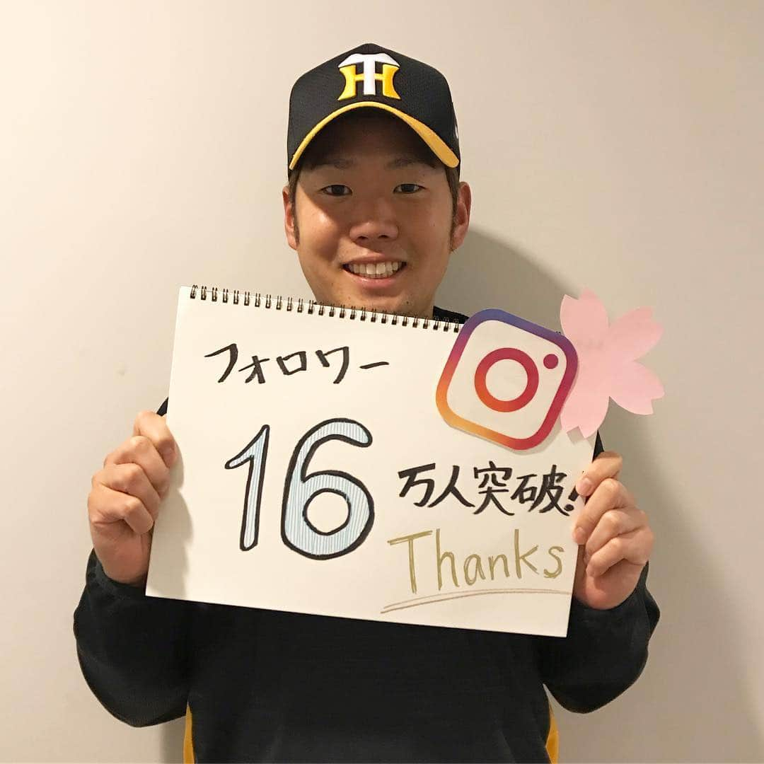 阪神タイガースさんのインスタグラム写真 - (阪神タイガースInstagram)「球団公式インスタ、フォロワーがついに16万人を突破しました‼️皆さま、ありがとうございます✨✨ #16万人突破 #ありがとうございます✨  #西勇輝 選手にも報告  #阪神タイガース #ぶち破れオレがヤル」3月15日 9時32分 - hanshintigers_official