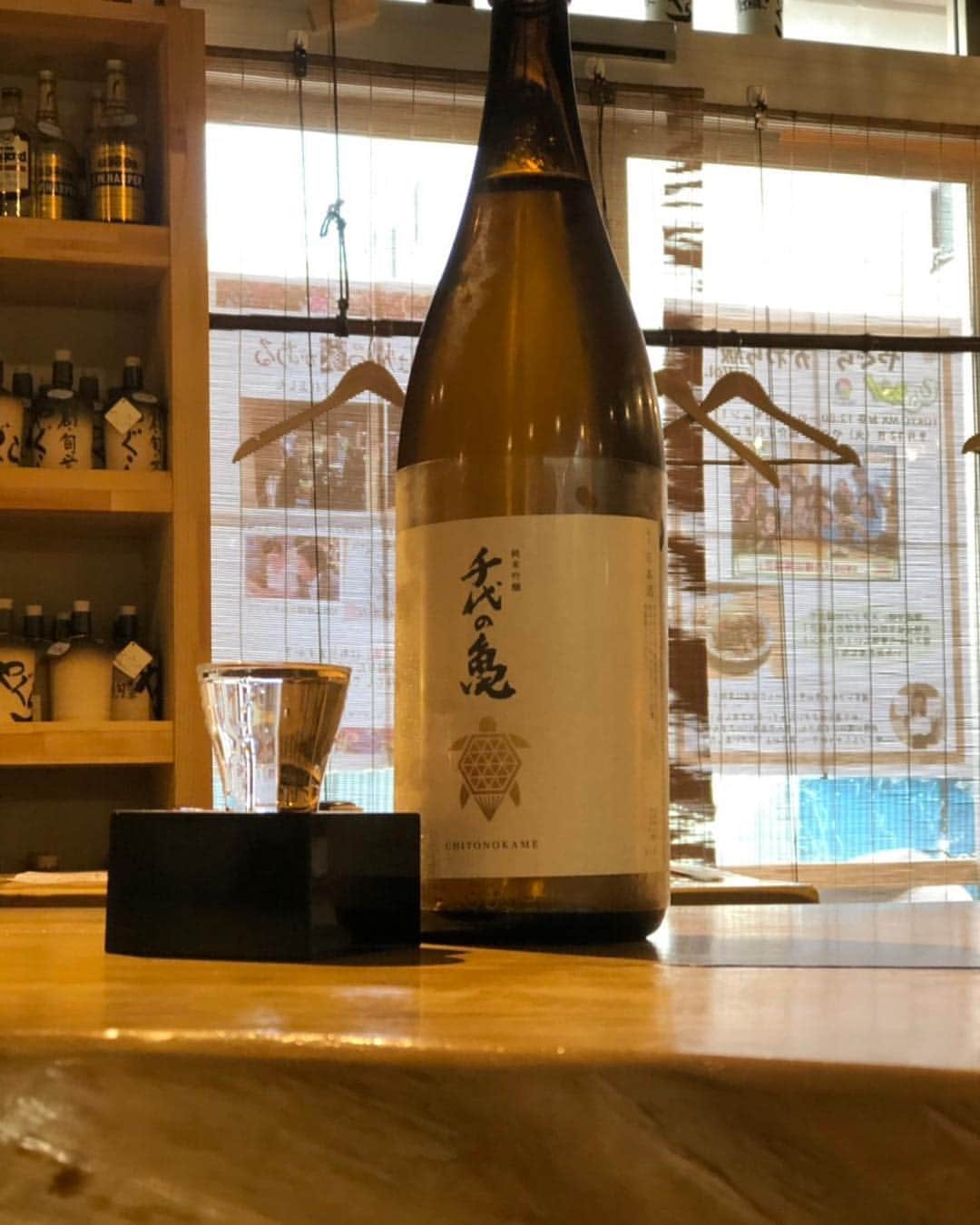 居酒屋やぐらさんのインスタグラム写真 - (居酒屋やぐらInstagram)「. 『居酒屋やぐら』 ～八幡山駅から徒歩3分～ URLはこちら⇒（@yagura__official） ------------------------------------------------ 「千代の亀」 江戸時代後期から300年受け継がれている 千代の亀の酒造り🎉 . バランスよく保たれ、深い味わいへと変化します🍶 料理との相性も良く、もちろんお酒単体でもお楽しみいただけます💕 ------------------------------------------------ #東京 #八幡山 #居酒屋やぐら #居酒屋 #創作 #宴会 #歓送迎会 #女子会 #酒場 #串焼き #地酒 #酒 #落ち着く空間#food #foodstagram #飲食店 #デート #おいしい #杉並区#刺身 #ビール #美味しい #深夜営業 #焼酎 #お刺身 #お酒#instafood #千代の亀 #純米吟醸」3月15日 9時35分 - yagura__official