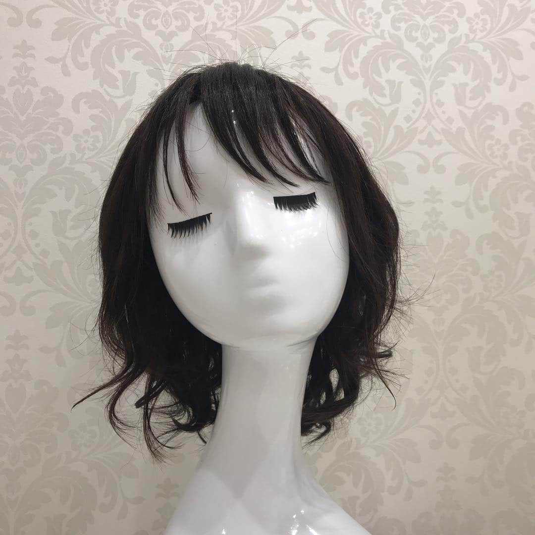 AQUADOLL アクアドールウィッグさんのインスタグラム写真 - (AQUADOLL アクアドールウィッグInstagram)「こんにちは。アクアドール名古屋サロンの野村です‼️ 名古屋の新作はゆるカールです💕 春夏は軽い感じが似合うと思い、人気のボブにカールをつけてみました😆 人毛MIX 00B CBKM ショコラブラック Mサイズ ¥59,184-(税込)です。 名古屋サロンオリジナルになりますので、気になった方は名古屋サロンへお越しください。 お待ちしております✨  #アクアドール #ウィッグ #医療用ウィッグ #医療用かつら #aquadoll #wig #hair  #抗がん剤 #脱毛症 #副作用 #抜毛 #薄毛 #フルウィッグ#名古屋#名古屋駅#名駅#駅近#愛知#ゆるカール#ボブスタイル#ボブ#おしゃれ」3月15日 9時39分 - aquadollwig