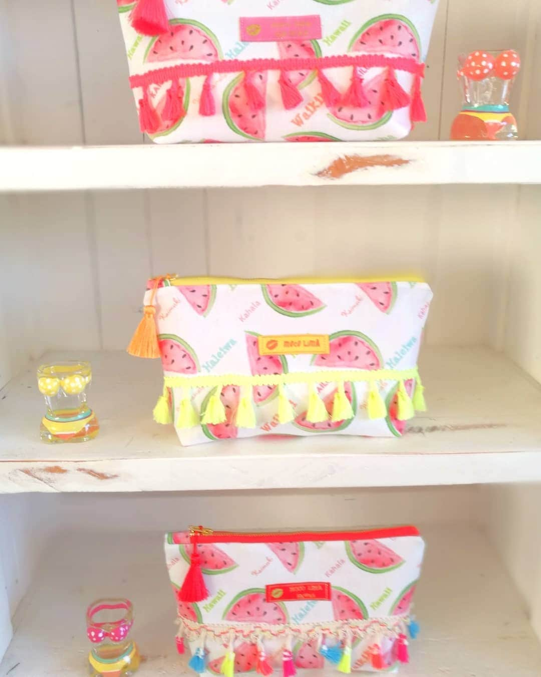 Moco Lima Hawaiiさんのインスタグラム写真 - (Moco Lima HawaiiInstagram)「Watermelon Pouches, Made By Moco #niceday#beautifulday#beachday#wonderfulday#working#sewing#relaxing#enjoying#smiling#calming#waikiki#photography#photoshoot#town#awesomeview#myfavorite#mocolima#hawaii#ワイキキビュー#ハワイ#モコリマ#針仕事#ワイキキ#ハワイ好きな人と繋がりたい#ハワイ旅行 ♡Showroom 13:00-18:00 OPEN today♡」3月15日 9時42分 - mocolimahawaii