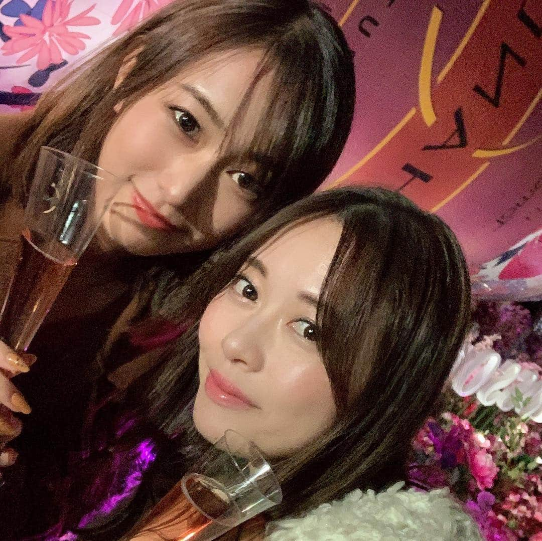 神尾美沙さんのインスタグラム写真 - (神尾美沙Instagram)「🌸﻿ 昨日はCHANDON Blossom Loungeの オープニングにご招待いただき行ってきました🍸﻿ ﻿ 3月15日～4月14日まで、ミッドタウン・ガーデンで 開催のイベントで、お花がたくさんディスプレイされてて 可愛い空間になってたよ✨﻿ ﻿ ﻿ クリエイティブ・アートディレクターの米津智之さんが デザインしたという日本限定ボトルも、花柄で めちゃくちゃ可愛かった💕﻿ ﻿ ﻿ BIGサイズのボトルのモニュメントには映像が流れていて、 幻想的だったのも良かったな😊﻿ お昼に行っても素敵な写真たくさん撮れそう！﻿ ﻿ ﻿ 14日までなのでぜひ行ってみてください🌸﻿ ﻿ ﻿ #お花見シャンドン#OHANAMICHANDON﻿ #CHANDON#roppongi#midtown﻿ #ミッドタウン#お花見#日本限定#花柄﻿ #限定デザイン#イベント#桜」3月15日 9時52分 - kamiomisa