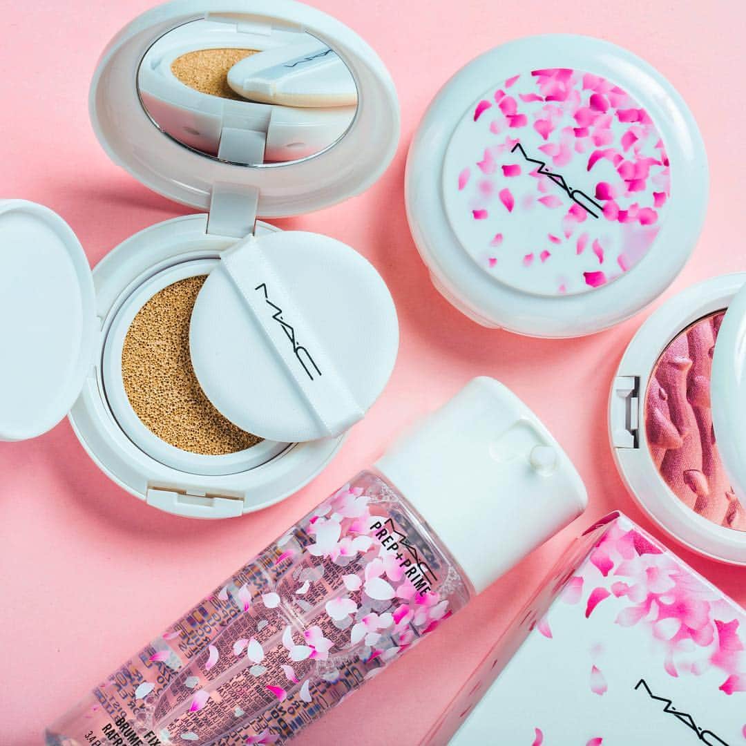 M∙A∙C Cosmetics Japanのインスタグラム：「⠀ #MACブームブームブルーム いよいよ本日から全国店舗で発売！ アジア限定発売のクッションコンパクト(限定パッケージ)や 桜の香りつき、話題のミスト化粧水[フィックス+] チークにも使える、さくらの花びら模様のフェイスパウダー どれも見逃せない…+* ⠀ #MACBoomBoomBloom ⠀ ⠀ DESIGN: M·A·C ARTIST RINO KASAI @macpro_tokyo @rino416 PHOTO: @takaki_iwata ⠀ ⠀ ⠀ ⠀ ⠀ ⠀ #MACCosmeticsJapan #MACコスメ #MACCosmetics #MACArtistChallenge #MyArtistCommunityJP #MAC #コスメ  #ファンデーション #クッションファンデ #クッションファンデーション #化粧水 #ミスト化粧水 #フィックス #フィックスプラス #ハイライター #チーク #MACチーク #フェイスパウダー #春 #スプリング #サクラ #桜 #CherryBlossom」