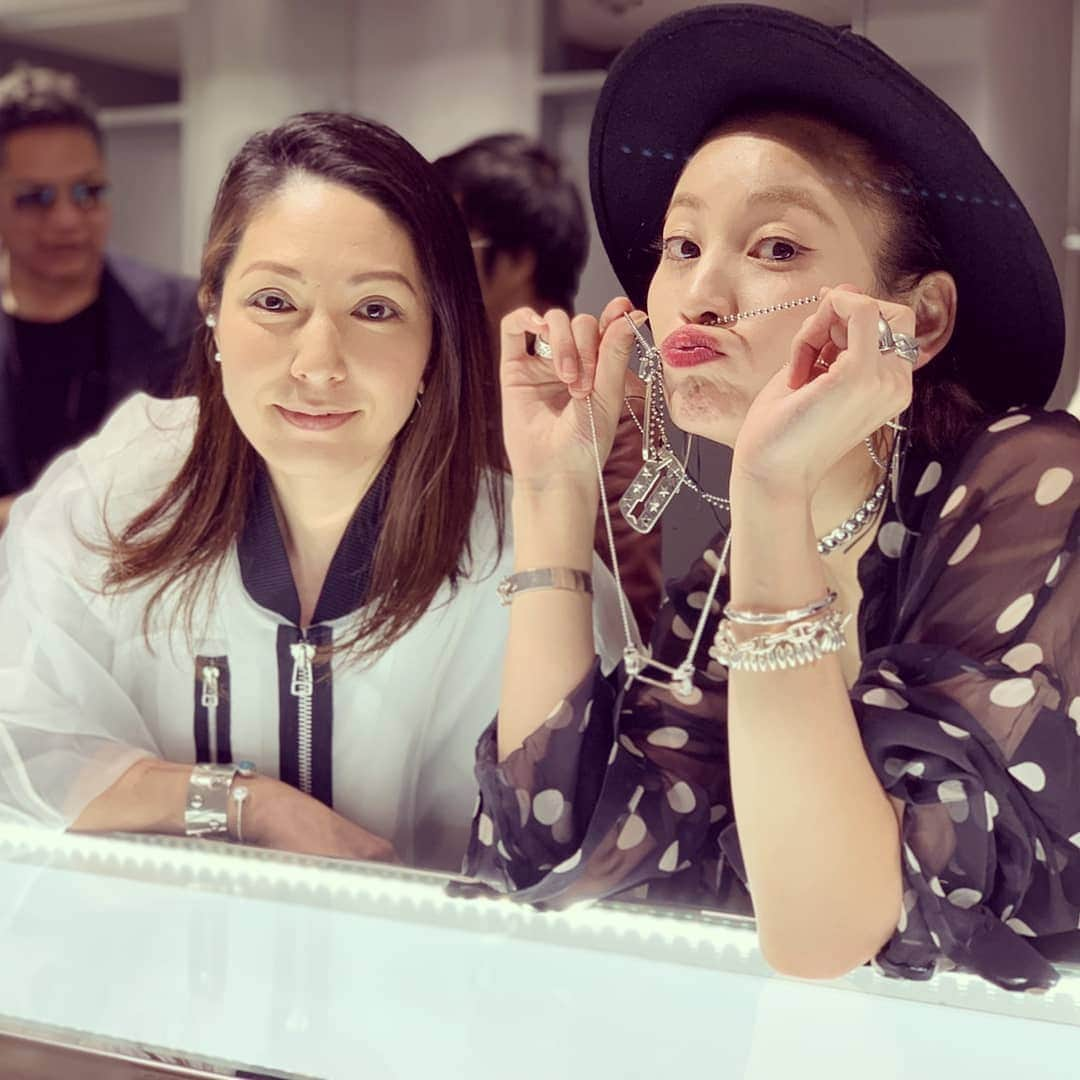 西山茉希さんのインスタグラム写真 - (西山茉希Instagram)「ついに会えた。 ホワイトデーに舞い降りたプレゼント。  #codyに会えた #ハルナさんに会えた #初対面が叶う日  @codysandersondesigns  @philosophy_arts  大好きな大好きなジュエリーブランド。 デザイナーご本人と会えた幸せ百満点。  #コディーがつくるシルバー×夜空の世界 #ハルナさんがつくるシルバー×レディーな世界  たまらんのです。  #3月15日 #本日オープン #阪急メンズ館  ここに来れば、いつだってこの景色を眺められる。 こんなにたくさんのコディーアイテムに囲んでもらえる。  幸せスポット確保。  @worldstylingefu @worldstyling.corp @hankyu_mens_tokyo  #ありがとう #幸せ者です」3月15日 9時59分 - maki.nshiyama50