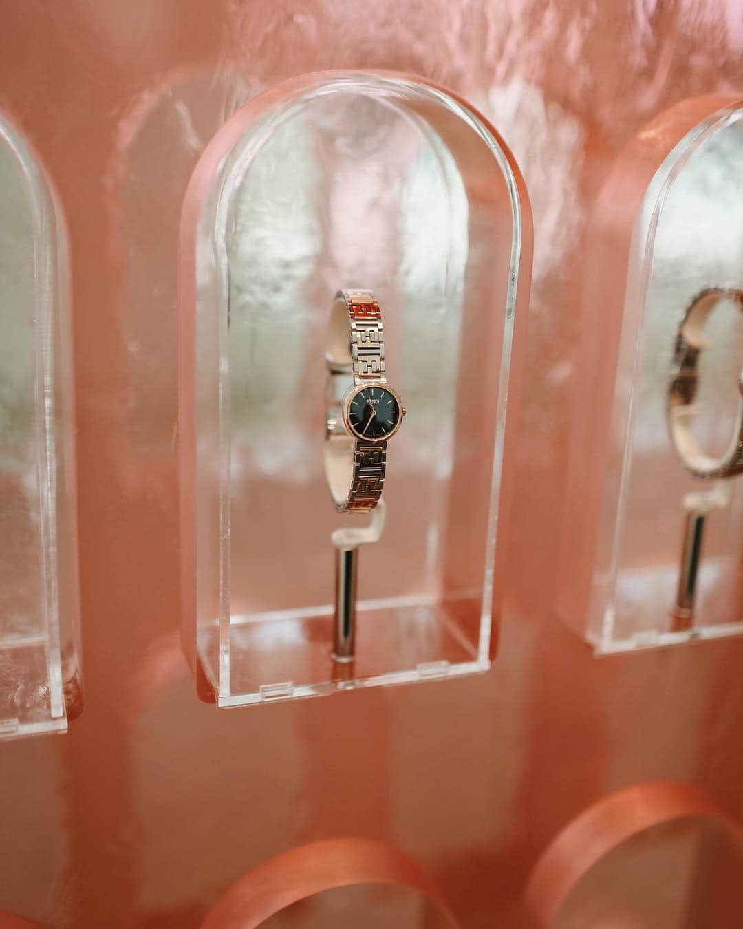 ナタリー・スアレスさんのインスタグラム写真 - (ナタリー・スアレスInstagram)「The full look at @fendi! 🇮🇹 Swipe through for a closer look at the #ForeverFendi collection debut here in Rome. Which one is your favorite? #FendiTimepieces」3月15日 9時59分 - natalieoffduty