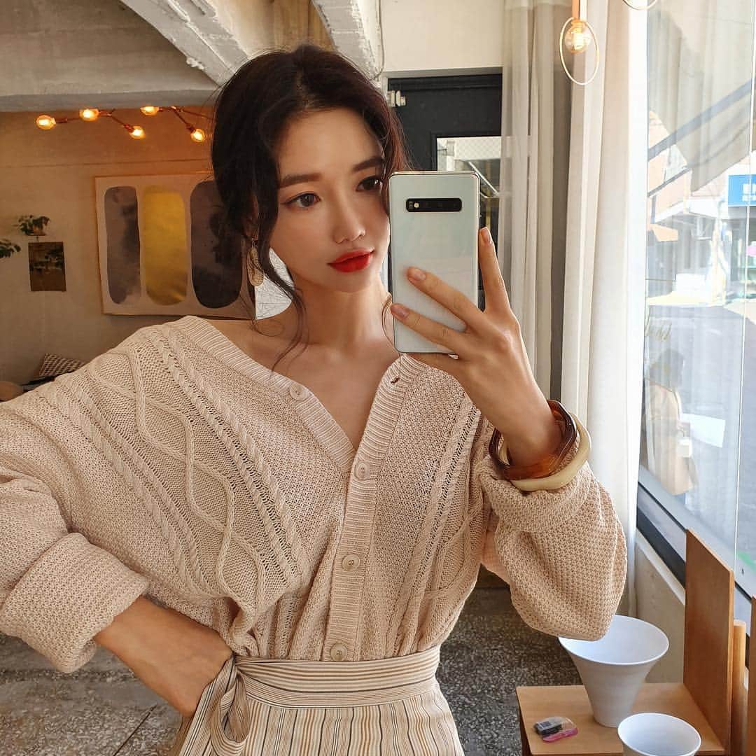 のインスタグラム：「⠀⠀⠀ 사랑스러운 여신룩 패션~ #거울샷 #셀스타그램 #ootd #데일리룩 #I❤️S10」