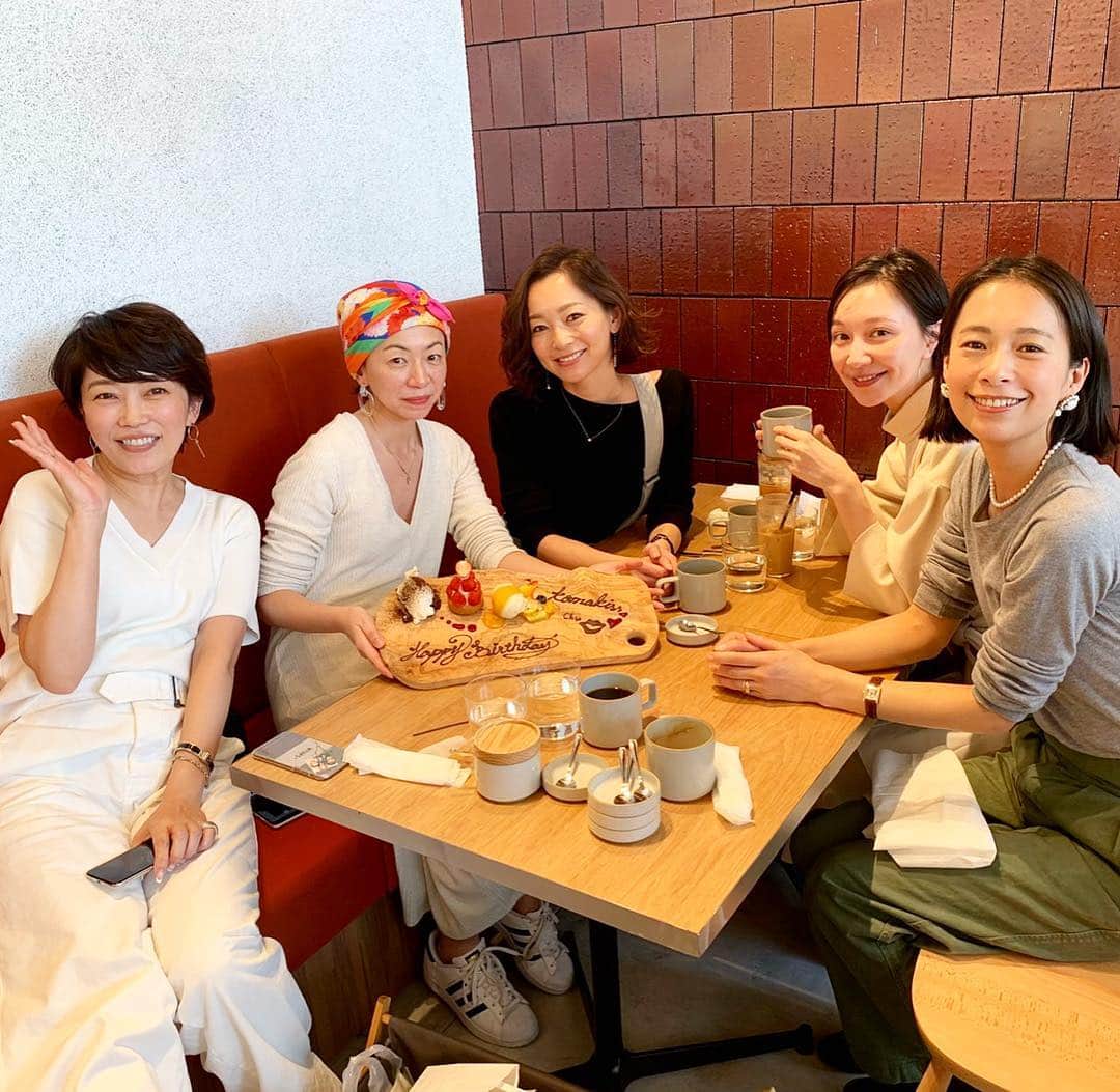 のインスタグラム：「オーガニック、無添加商品が集まった #vioマルシェへ。 おいしいオーガニックハーブティは ドイツから日本初上陸、のシュティックレムケ @sticklembke_japan . 無投薬の鰻ということで、去年2回ふるさと納税でお取り寄せしていた、鹿児島県、志布志市の無投薬鰻もありました！無投薬の鰻はくさみが無くて美味しいの。 アレッポの石鹸や、東京生姜店のジンジャーシロップ、ときつ養蜂園のみつろうだけのリップスティック、大豆チップスとうれしいラインナップでした！ . @avoseta.roppongi  でランチして コマキちゃんのお誕生日が近かったのでみんなでサプライズでお祝い〜♪ . . @vio_organic  #vioマルシェ #オーガニック #無添加」