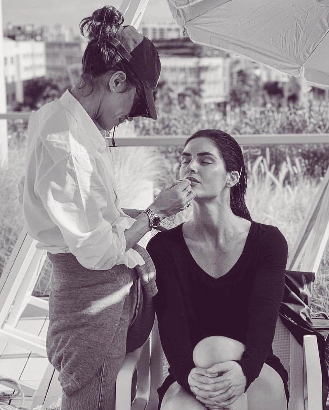 ヒラリー・ローダのインスタグラム：「Makeup by @maudlaceppe on location ☀️🌾」