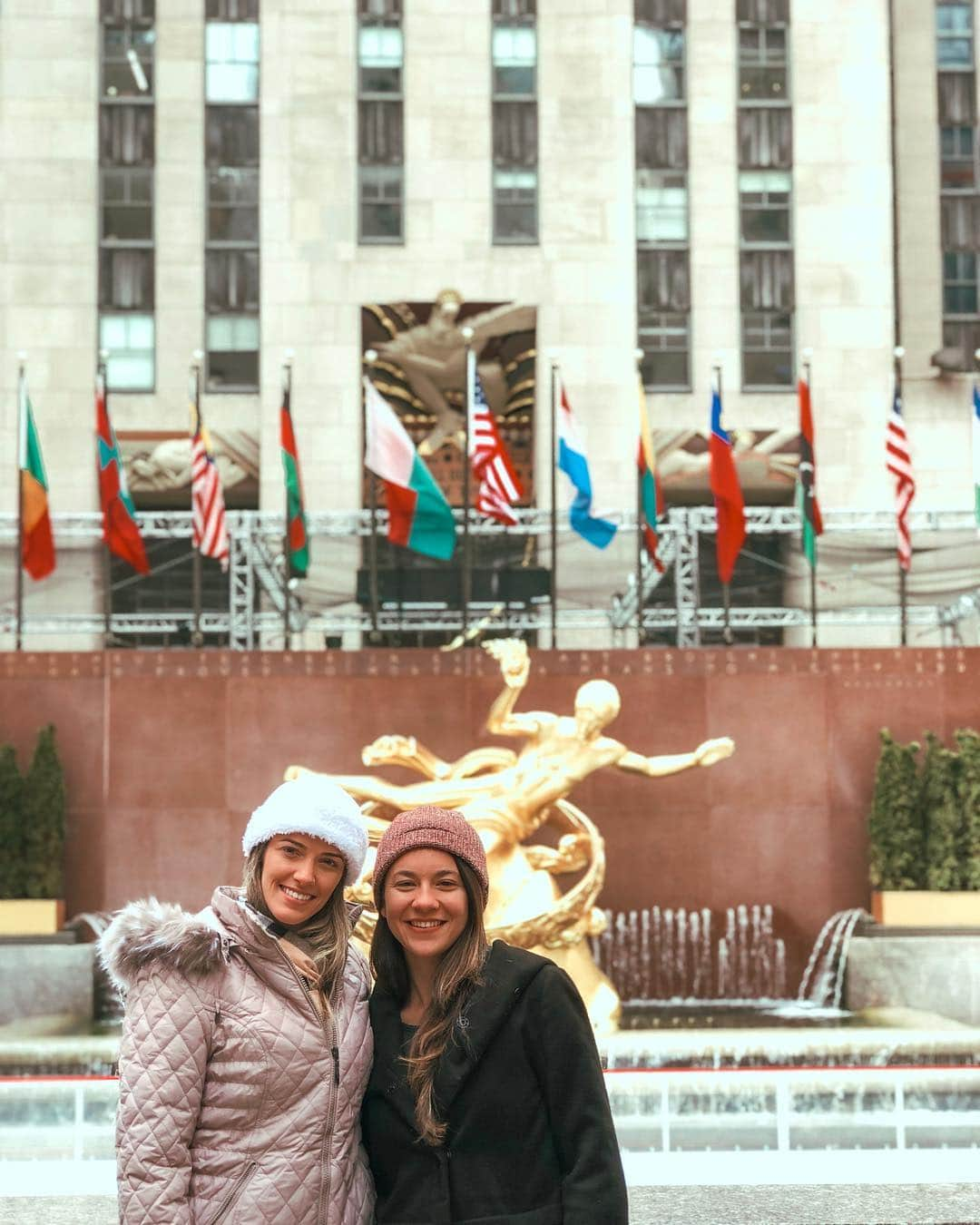 ナターリア・ガウジオさんのインスタグラム写真 - (ナターリア・ガウジオInstagram)「Rockfeller center with ma favorites persons in this world!! ✨🙏🏼😍❄️☃️🌆🇺🇸❤️ #rockfellercenter #usa #trip #love #friends #nyc #gold #newyork #myfavplace」3月15日 10時16分 - natigaudio