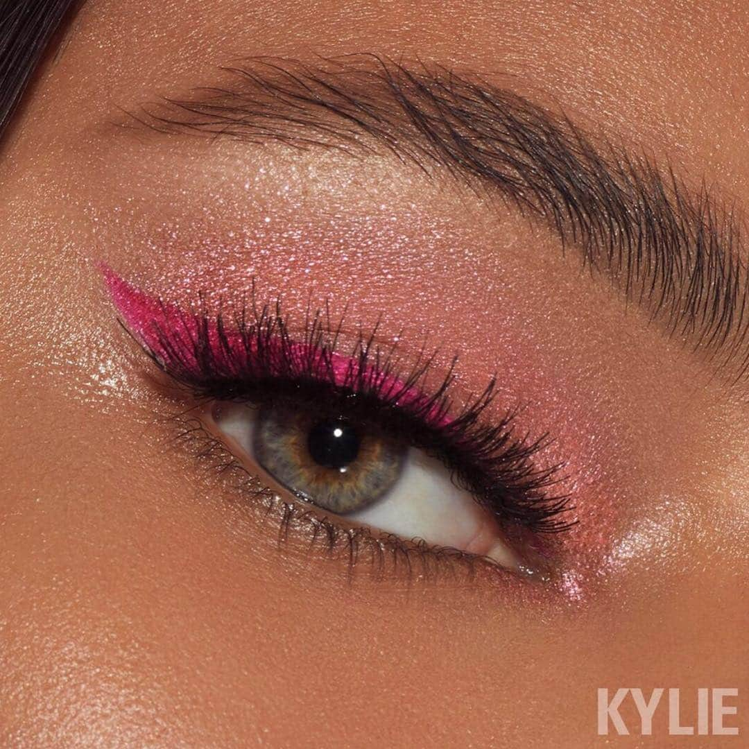 Kylie Cosmeticsさんのインスタグラム写真 - (Kylie CosmeticsInstagram)「Loving this soft beautiful eye using our VALENTINE palette in shades KANDY HEART and BE MINE 🥰💘 Limited quantities back in stock tomorrow at 8am pst on Kyliecosmetics.com!」3月15日 9時58分 - kyliecosmetics