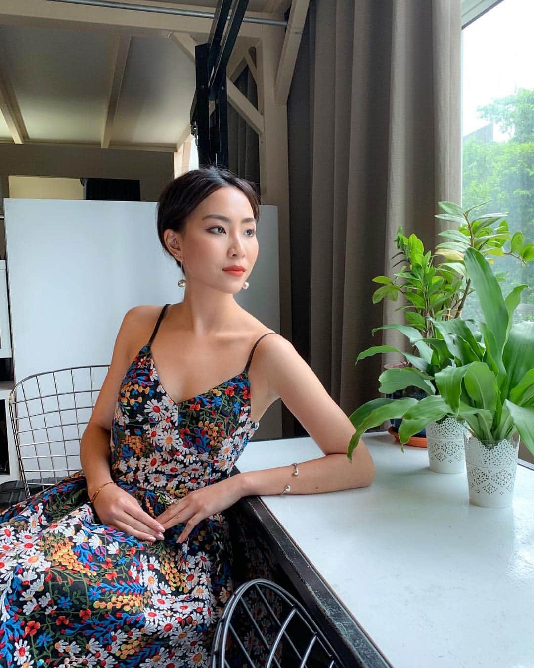 のインスタグラム：「Good morning!!! A hella busy day awaits. I have 178363720 things to do before the show this evening. We will be broadcasting live from the @marinabaycarnival from 4-8pm so I hope I’ll get to see you! 🔥 Entry is free for all and we are situated right at the entrance. You won’t miss us! . Meantime, here’s the most ladylike I’ll ever look 🤪 Dress from @societya and drippin’ in @tiffanyandco!  #marinabaycarnival #987fm #onair #work #tiffanyandcosg」