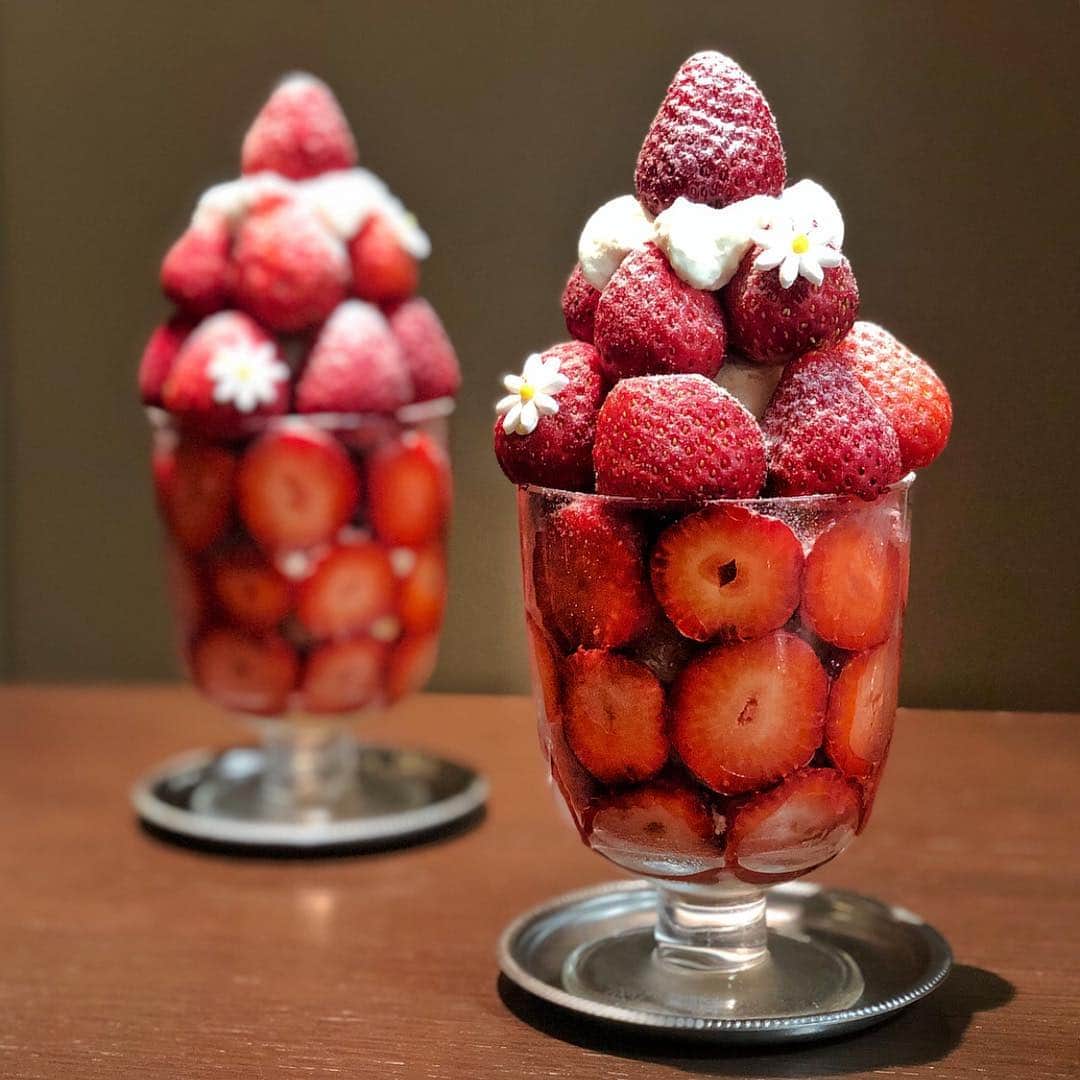 Ayuminさんのインスタグラム写真 - (AyuminInstagram)「🍓いちごやま🍓 整理券2時間並んだことも悔いなしの美味しすぎる 文句なし！最強いちごパフェでした🍓 * これでもかってぐらい入ってるたっぷりの 甘いいちごはもちろんのこと バニラエスプーマ いちごシャーベット 甘酸っぱいライムジュレ 自家製カスタード などなど味よしバランスよし🥺❤️❤️ * #いちごやま 登頂すべき一品🍓🍓🍓🍓 * * スタバクイーン👸🏼メインアカウント ➡︎ @ayumin0220stb * #fukunaga901#いちごパフェ#ストロベリーパフェ #あゆはる旅行 #京都#京都グルメ#京都カフェ#京都カフェ巡り#京都スイーツ #ナゴレコ#グルメライター」3月15日 10時10分 - ayumin0220