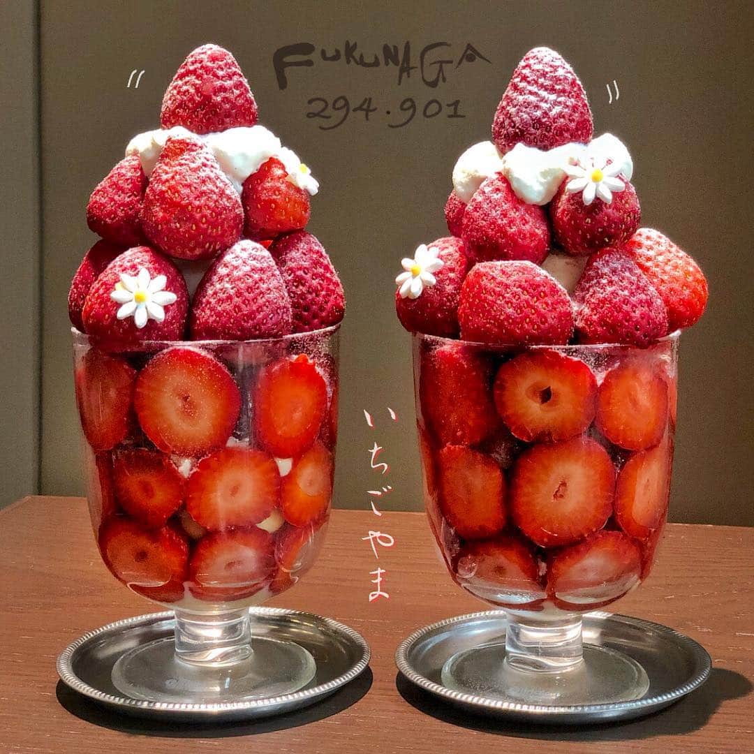 Ayuminさんのインスタグラム写真 - (AyuminInstagram)「🍓いちごやま🍓 整理券2時間並んだことも悔いなしの美味しすぎる 文句なし！最強いちごパフェでした🍓 * これでもかってぐらい入ってるたっぷりの 甘いいちごはもちろんのこと バニラエスプーマ いちごシャーベット 甘酸っぱいライムジュレ 自家製カスタード などなど味よしバランスよし🥺❤️❤️ * #いちごやま 登頂すべき一品🍓🍓🍓🍓 * * スタバクイーン👸🏼メインアカウント ➡︎ @ayumin0220stb * #fukunaga901#いちごパフェ#ストロベリーパフェ #あゆはる旅行 #京都#京都グルメ#京都カフェ#京都カフェ巡り#京都スイーツ #ナゴレコ#グルメライター」3月15日 10時10分 - ayumin0220
