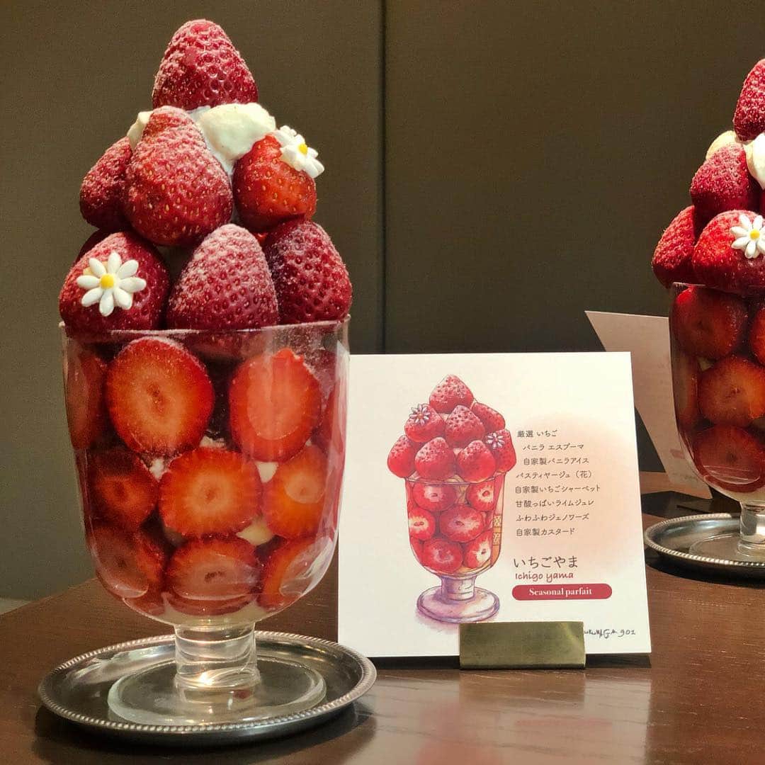 Ayuminさんのインスタグラム写真 - (AyuminInstagram)「🍓いちごやま🍓 整理券2時間並んだことも悔いなしの美味しすぎる 文句なし！最強いちごパフェでした🍓 * これでもかってぐらい入ってるたっぷりの 甘いいちごはもちろんのこと バニラエスプーマ いちごシャーベット 甘酸っぱいライムジュレ 自家製カスタード などなど味よしバランスよし🥺❤️❤️ * #いちごやま 登頂すべき一品🍓🍓🍓🍓 * * スタバクイーン👸🏼メインアカウント ➡︎ @ayumin0220stb * #fukunaga901#いちごパフェ#ストロベリーパフェ #あゆはる旅行 #京都#京都グルメ#京都カフェ#京都カフェ巡り#京都スイーツ #ナゴレコ#グルメライター」3月15日 10時10分 - ayumin0220