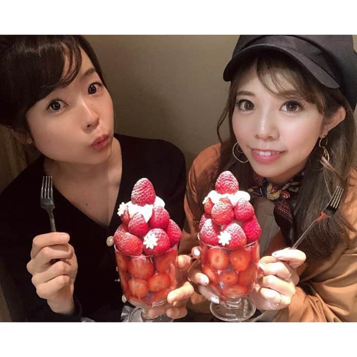 Ayuminさんのインスタグラム写真 - (AyuminInstagram)「🍓いちごやま🍓 整理券2時間並んだことも悔いなしの美味しすぎる 文句なし！最強いちごパフェでした🍓 * これでもかってぐらい入ってるたっぷりの 甘いいちごはもちろんのこと バニラエスプーマ いちごシャーベット 甘酸っぱいライムジュレ 自家製カスタード などなど味よしバランスよし🥺❤️❤️ * #いちごやま 登頂すべき一品🍓🍓🍓🍓 * * スタバクイーン👸🏼メインアカウント ➡︎ @ayumin0220stb * #fukunaga901#いちごパフェ#ストロベリーパフェ #あゆはる旅行 #京都#京都グルメ#京都カフェ#京都カフェ巡り#京都スイーツ #ナゴレコ#グルメライター」3月15日 10時10分 - ayumin0220