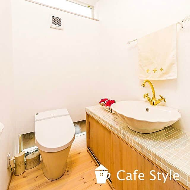 カフェスタイルさんのインスタグラム写真 - (カフェスタイルInstagram)「可愛いインテリアを置きたくなる！メルヘンチックなトイレです。⠀ 真っ白な漆喰の壁は消臭効果抜群だから芳香剤は必要ナシ。居心地のいいトイレですよ。 ⠀ ○＊○＊○＊○⠀ ⠀ ＊完成見学会情報＊ 3月23日(土)・3月24日(日)の2日間は、岐阜県関市で「ストレスフリーな二世帯住宅の家」完成見学会を開催します！ご予約お待ちしております。 ⠀ ご予約・詳細はHPまで→ @mukustory のHPをクリック！⠀ ⠀ ○＊○＊○＊○⠀ ⠀ 「カフェのような家を建てたい！」 そんなあなたへ、 #無垢Story が夢の #マイホーム  を実現するお手伝いをいたします。 無垢Storyは #自然素材 にこだわった居心地のいい #注文住宅 を建築しています。その名も「カフェスタイル」。 #カフェ風 の #ナチュラルインテリア で #スローライフ を楽しめる家をつくっています。 私たちの得意なところは建具・家具も自社工房(Be Wood)で製作する住宅のトータルコーディネート。オシャレな #インテリア で統一感のある空間が叶います。 かわいい自然素材の家は無垢Storyにお任せください。 ⠀ ＊⠀ ⠀ 無垢storyの手がける #カフェスタイル の #施工事例 はこちらから🌻 《 @mukustory 》 ＊HPにて価格がわかる施工事例を公開中！＊ ⠀ ＊⠀ ⠀ 私たち無垢storyの #山喜建設 は #愛知県 #岐阜県 を中心に「毎日がカフェのようないごこち」をコンセプトとした自然素材の家づくりをしています。  建築を始めて57年、1926棟の実績(2017年12月現在)の当社は、自然に囲まれた岐阜県 #下呂市 に本社・工場を構え、原木の仕入れ〜加工〜塗装まで一貫して行っています。 また、最大の特長でもある自社家具工房「Be Wood」では、オリジナルの・オーダー家具・キッチン・洗面台 などを製作。それぞれの家に合わせた家具で #トータルコーディネート をしています。 ⠀ #無垢ストーリーの家 は #新築一戸建て はもちろん、#建て替え #リノベーション や #リフォーム も手掛けています。 自然素材の #漆喰 や #無垢材 を使いながらあなたに合った #注文住宅 で可愛い小物や #北欧インテリア を楽しめるライフスタイルが手に入ります。 #庭のある暮らし ができたり、アウトドアな暮らしが楽しめたりと毎日の生活をオシャレに暮らしてみませんか？ ⠀ #トイレ #岐阜注文住宅 #注文住宅岐阜 #岐阜県注文住宅 #岐阜工務店 #岐阜県工務店」3月15日 10時11分 - mukustory