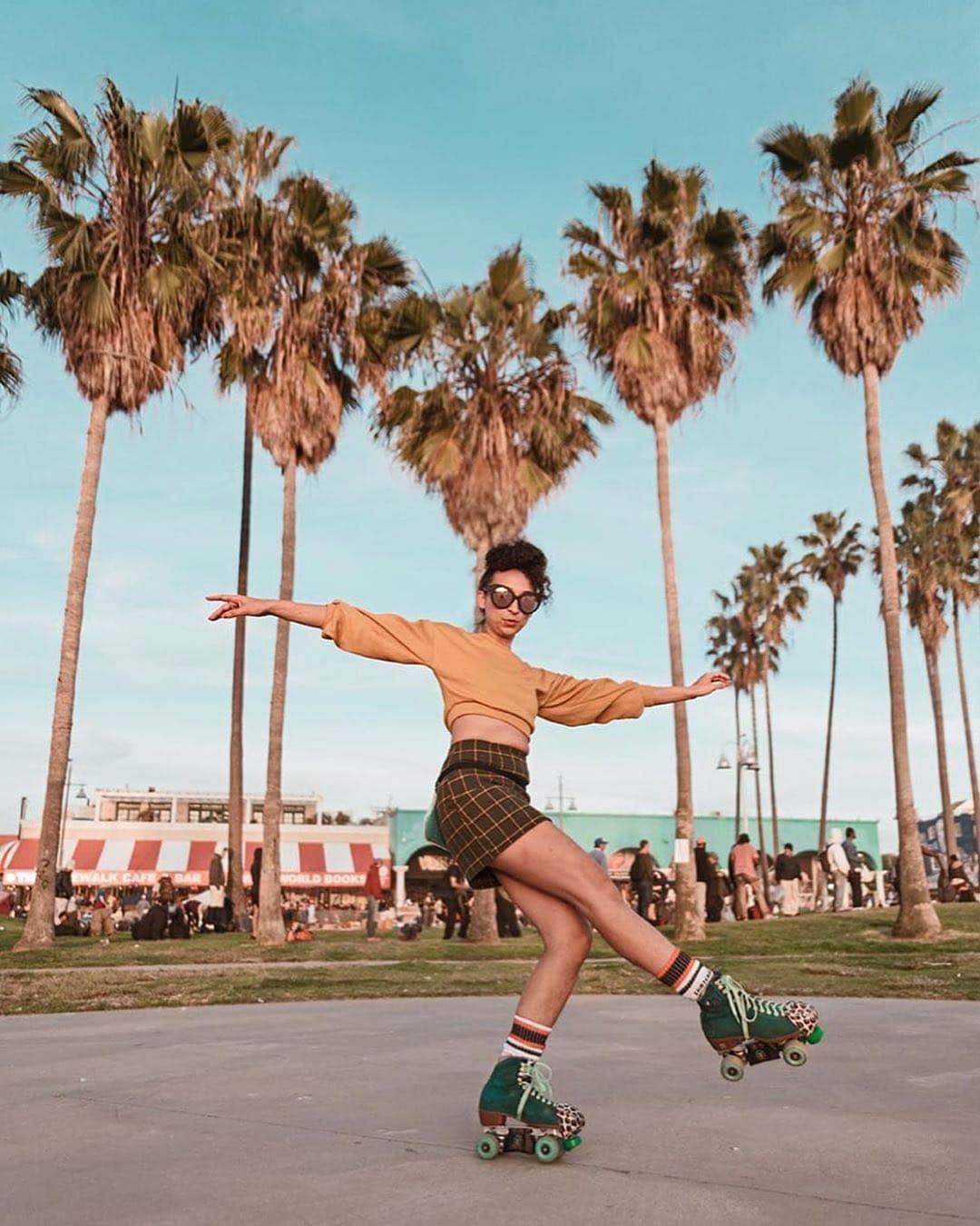 Visit The USAさんのインスタグラム写真 - (Visit The USAInstagram)「Find a home in a far off place like @ire.ferri did in the Venice Beach roller-skating community. 😎Since the 1980s, the boardwalk has been a haven for people who want to skate their blues away — minus the cloudless skies and turquoise waters — to the backdrop of quirky stores and soaring palm trees. Even Hollywood couldn't make this up. #VisitTheUSA」3月15日 10時12分 - visittheusa