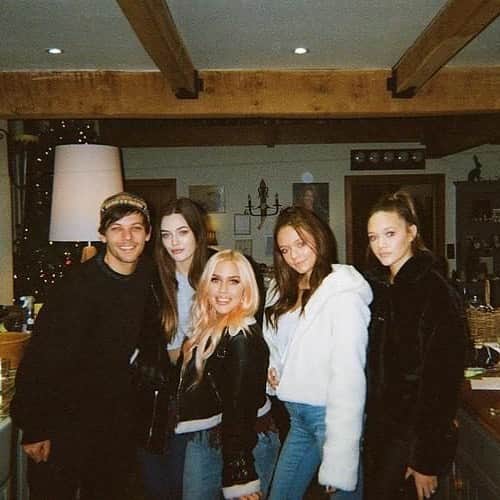 E! Onlineさんのインスタグラム写真 - (E! OnlineInstagram)「Just two years ago, Louis Tomlinson's mom died of leukemia, and now he's lost his 18-year-old sister after she suffered a heart attack. Link in bio for more about this heartbreaking story. (📷: Instagram)」3月15日 10時13分 - enews