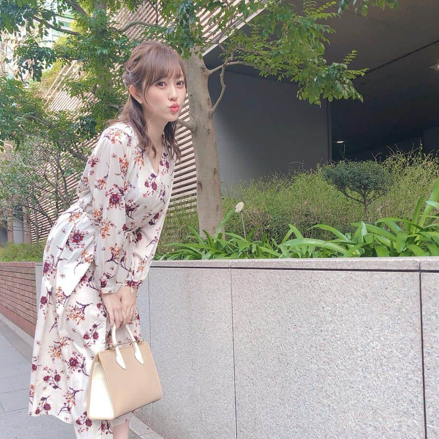 菊地亜美さんのインスタグラム写真 - (菊地亜美Instagram)「おはようございます🌞 私服🤤🌸 one-piece… @fifth_store 👗 bag… @strathberry 👜 ・ このままだとまだ全然寒いからアウターが必要だけどね🤔🍋 今日も一日頑張りましょう〜☺︎✨ ・ #ootd #coodinate #fifth #fifthtl #フィフス #フラワーロングシャツワンピース #strathberry #ストラスベリー」3月15日 10時15分 - amikikuchi0905