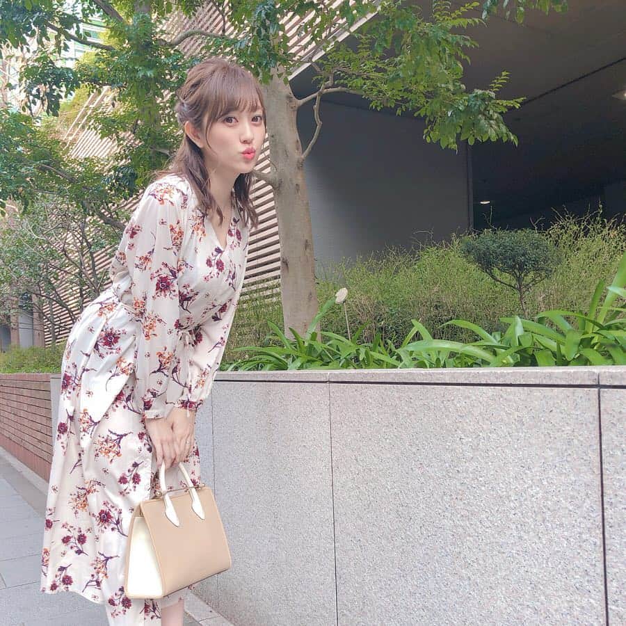のインスタグラム：「おはようございます🌞 私服🤤🌸 one-piece… @fifth_store 👗 bag… @strathberry 👜 ・ このままだとまだ全然寒いからアウターが必要だけどね🤔🍋 今日も一日頑張りましょう〜☺︎✨ ・ #ootd #coodinate #fifth #fifthtl #フィフス #フラワーロングシャツワンピース #strathberry #ストラスベリー」