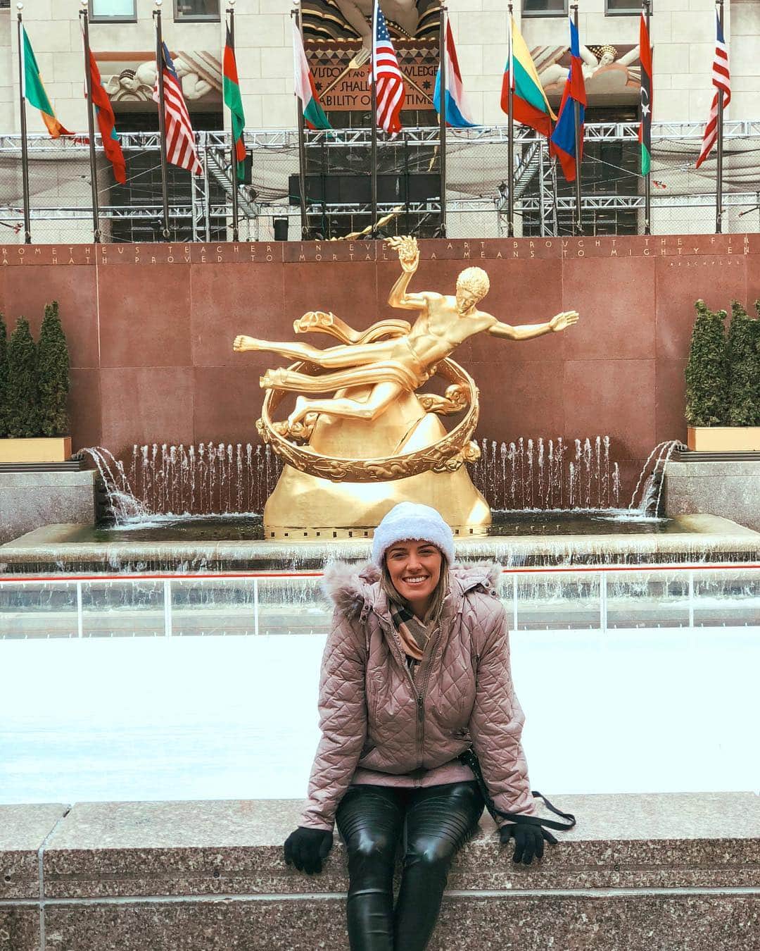 ナターリア・ガウジオのインスタグラム：「Rockfeller center with ma favorites persons in this world!! ✨🙏🏼😍❄️☃️🌆🇺🇸❤️ #rockfellercenter #usa #trip #love #friends #nyc #gold #newyork #myfavplace」