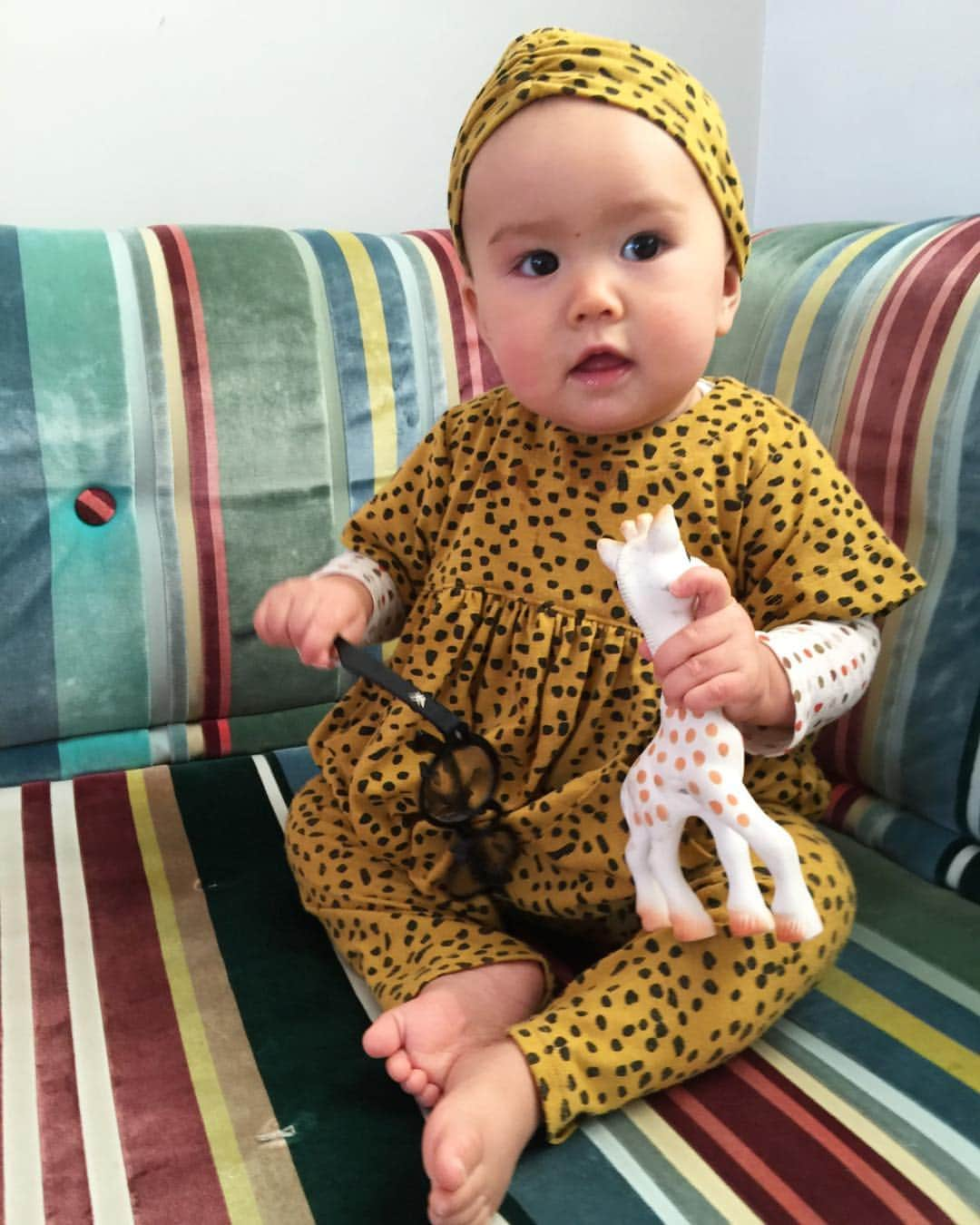 エヴァ・チェンさんのインスタグラム写真 - (エヴァ・チェンInstagram)「#TBT to when Ren would let me dress her in whatever I wanted, including coordinating a look to match her Sophie the Giraffe 🤪」3月15日 10時25分 - evachen212