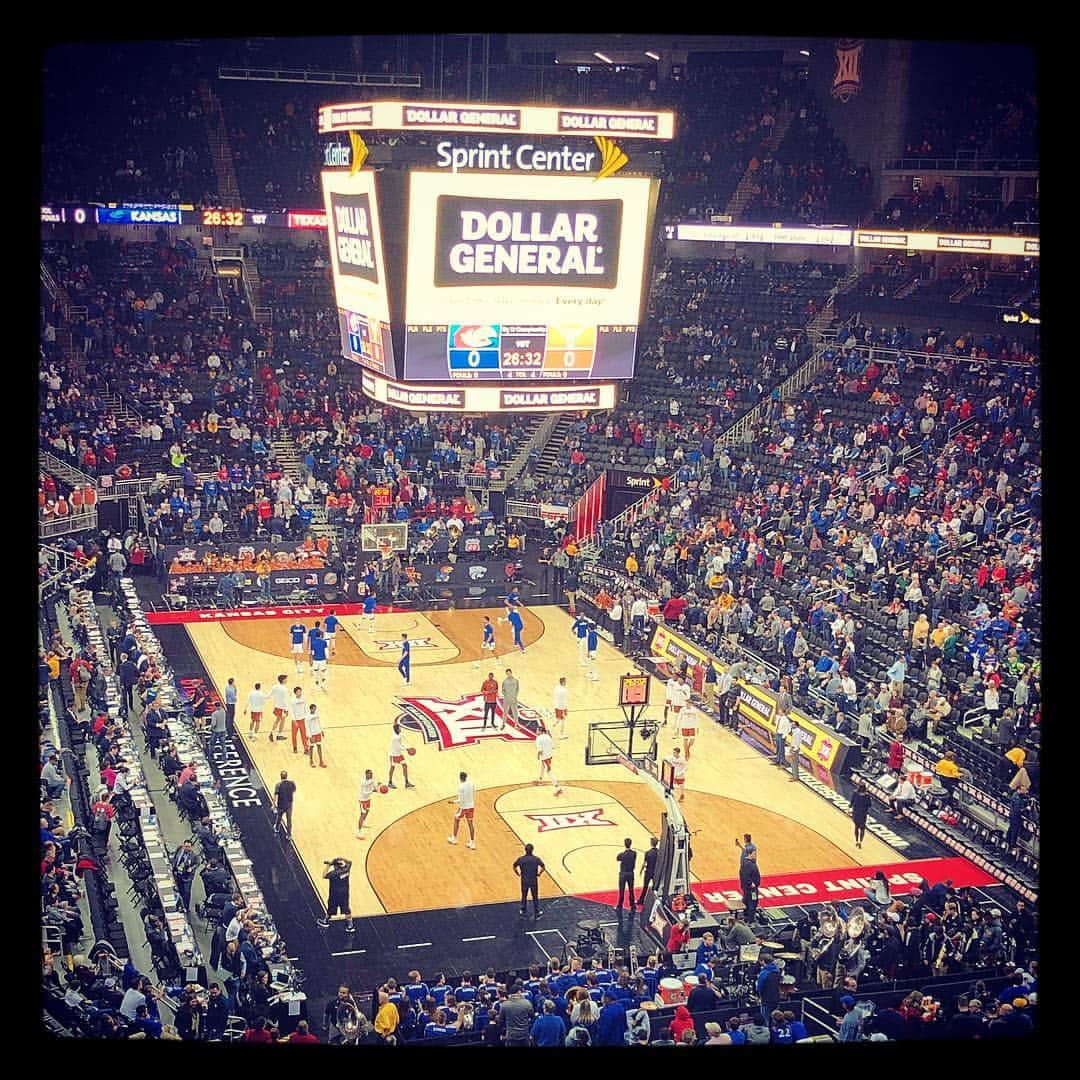 のインスタグラム：「大学のバスケットボール🏀見にきました。これから地元カンザス大のゲーム。それにしても見やすいな😳。」