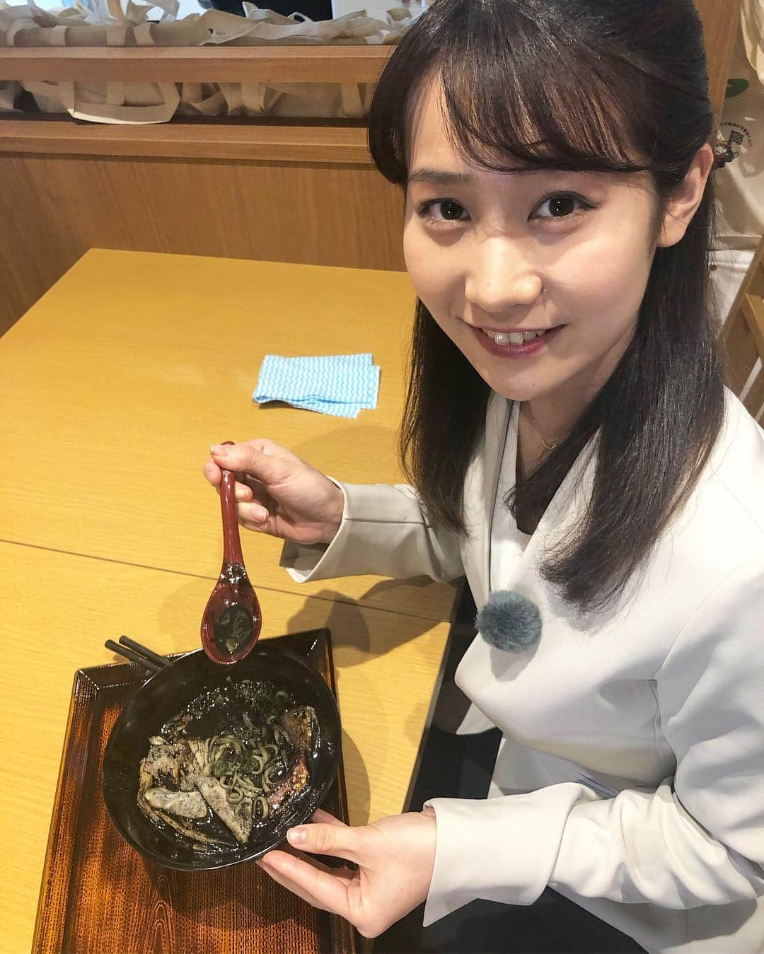 島津咲苗さんのインスタグラム写真 - (島津咲苗Instagram)「ドデスカで紹介したPIT SUZUKA の #鈴鹿墨 を使ったラーメン。最初に見たときは綺麗な黒色に驚きましたが、食べると美味しい味噌ラーメンでした🍜人生で初めて墨を口にしました(笑)鈴鹿PAに行かれた際はぜひ記念に召し上がってくださいね(^^) . . PIT SUZUKAは3/17(日)16時オープンです！ . #pitsuzuka #鈴鹿 #鈴鹿観光 #パーキングエリア #鈴鹿PA #ラーメン #拉麺 #珍しいラーメン #鈴鹿墨 #味噌ラーメン #島津咲苗」3月15日 10時23分 - sanae_shimazu