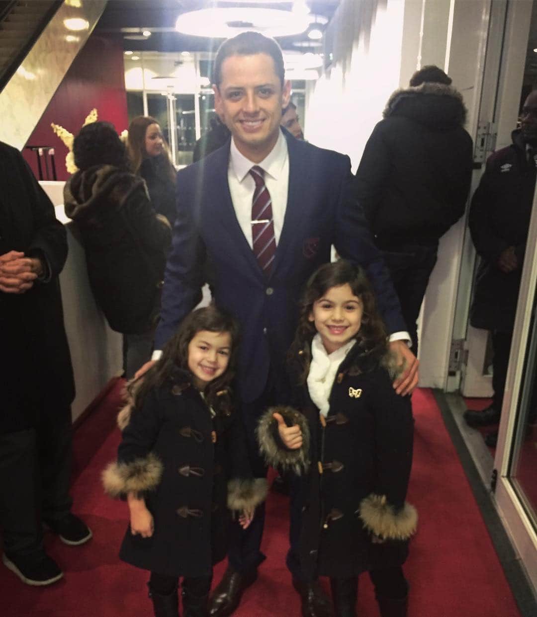 エイドリアン・ゴンザレスさんのインスタグラム写真 - (エイドリアン・ゴンザレスInstagram)「#TBT my beautiful girls and @ch14_ mis hermosas niñas con #chicharito」3月15日 10時24分 - adrian_eltitan