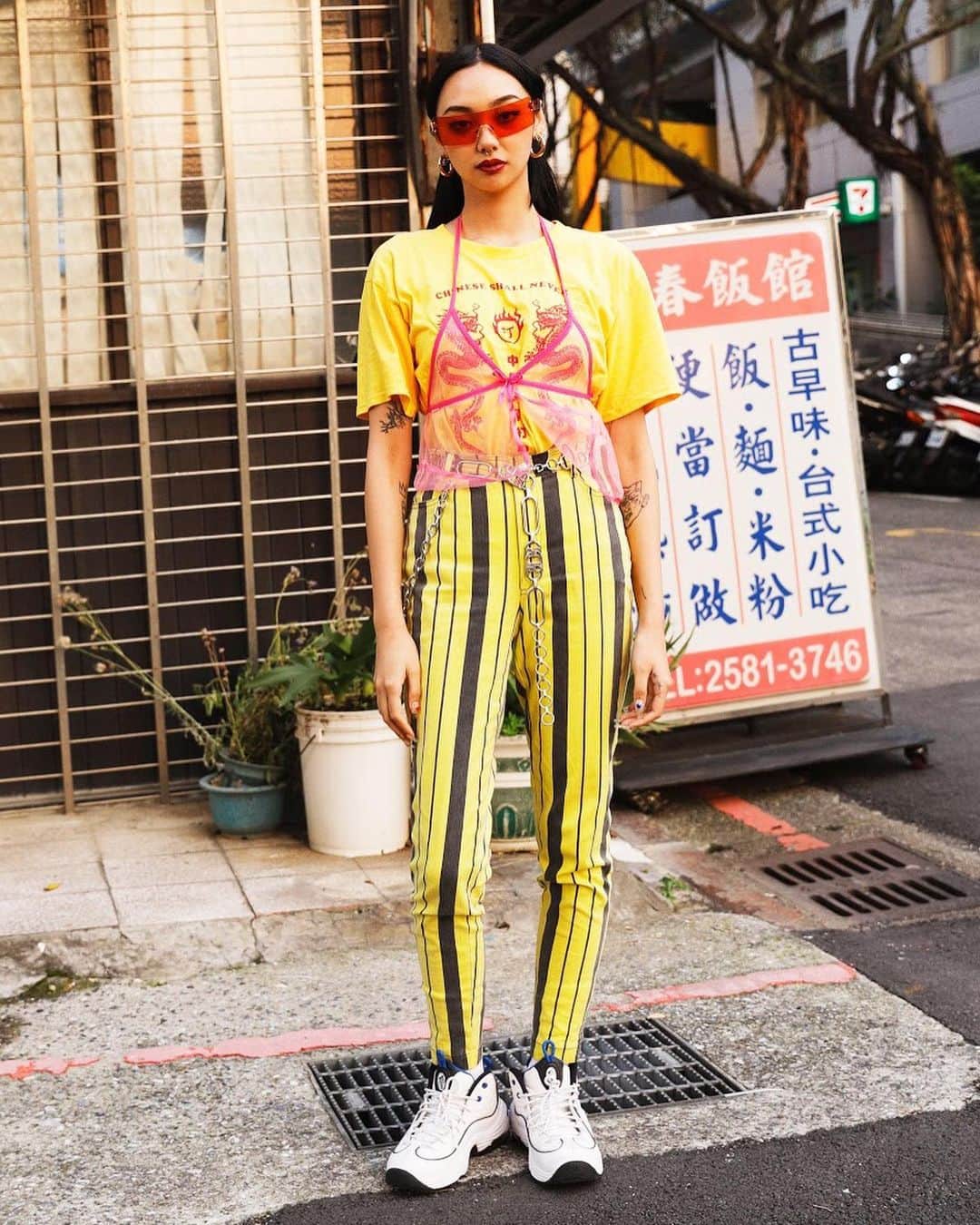 のインスタグラム：「TAIWAN STREET SNAP Name: @cococoralcorona  #streetstyle#droptokyo#taiwan#streetscene#streetfashion#streetwear#streetculture#fashion#hairstyle#台湾#taipei #街拍#時尚#東區#穿搭#街拍style #時尚穿搭#街頭攝影#台北#潮流#台灣 Photography: @yuri_horie_」