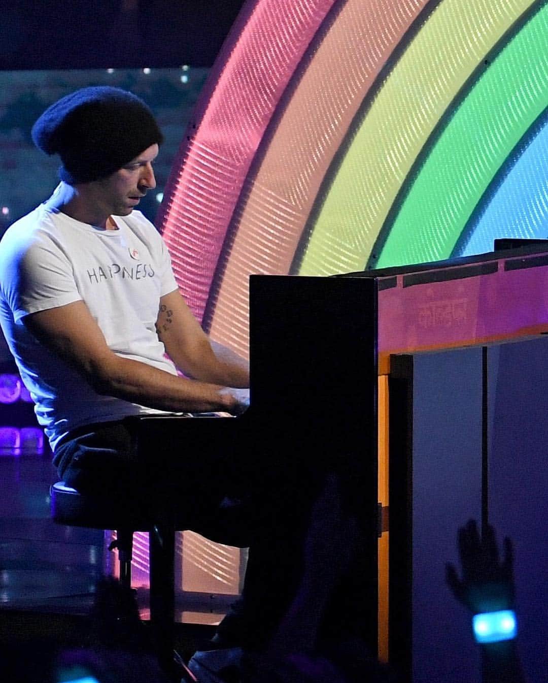 Just Jaredさんのインスタグラム写真 - (Just JaredInstagram)「@spaceykacey sits on top of a rainbow during her performance of “Rainbow” with Chris Martin on the piano during the @iheartradio Music Awards! #KaceyMusgraves #ChrisMartin #iHeartRadioAwards #iHeartRadioMusicAwards」3月15日 10時28分 - justjared