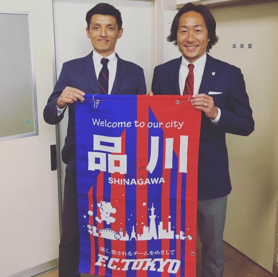 石川直宏さんのインスタグラム写真 - (石川直宏Instagram)「昨日は品川区立東海中学校の卒業を迎える9年生に向けて講演をさせていただきました！品川区は小中一貫教育を実施。 昔から商店会等でもクラブをサポートしていただいていたり、スクールも行う品川。日曜日もブラインドサッカーやイベントでお世話になります♪ 先日の偏頭痛で延期になっていたので、卒業前に会えて良かった🤝 新たな環境になっても自分らしくチャレンジし続けて欲しいと思います。 . #講演  #オリンピックパラリンピック教育 #品川区立東海中学校 #品川区 #品川 #しながわ」3月15日 10時31分 - sgss.18